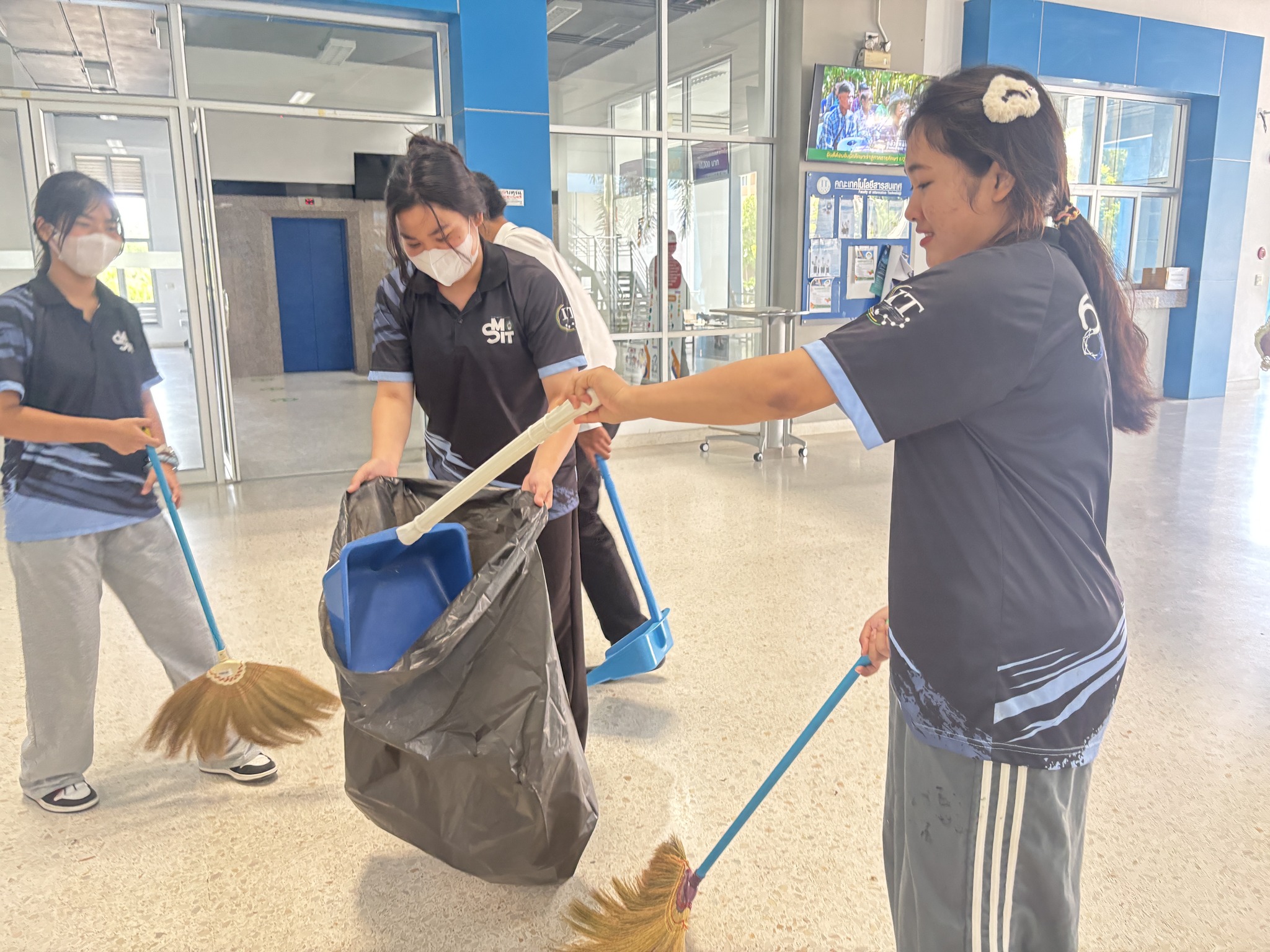 กิจกรรมจิตอาสาเฉลิมพระเกียรติพระบาทสมเด็จพระเจ้าอยู่หัว - รูปที่ 5