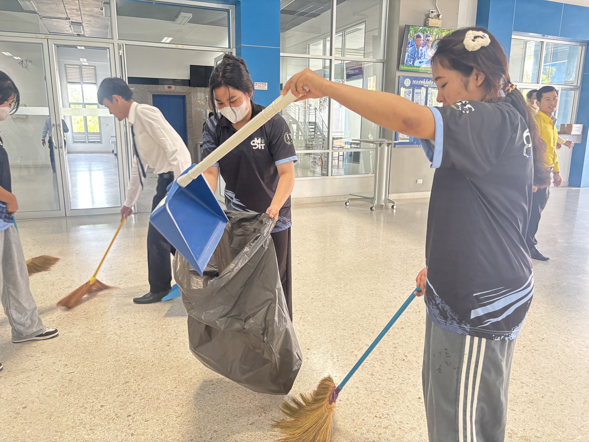 กิจกรรมจิตอาสาเฉลิมพระเกียรติพระบาทสมเด็จพระเจ้าอยู่หัว - รูปที่ 3