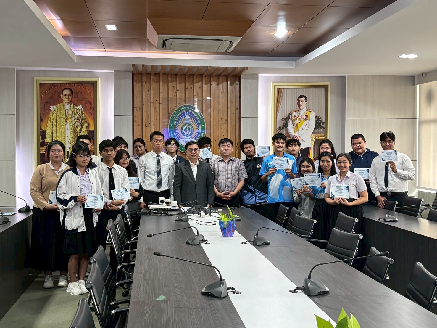 คณะเทคโนโลยีสารสนเทศ มอบเกียรติบัตรแสดงความยินดีแก่ตัวแทนนักศึกษาเข้าร่วมการแข่งขันทักษะวิชาการ พ.จ.น.ก. สัมพันธ์ ครั้งที่ 46 “ราชพฤกษ์เกมส์”