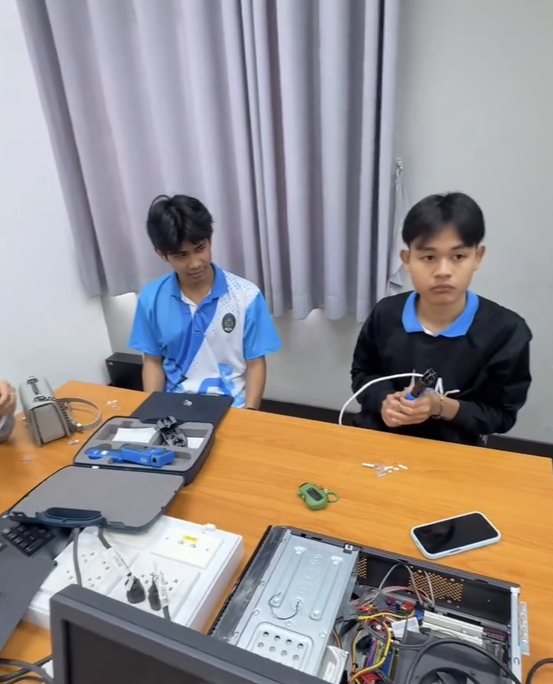 การเข้าหัว RG 45 กับสาย UTP นักศึกษาหลักสูตรสาขาคอมพิวเตอร์(ค.บ.) ชั้นปีที่ 1 - รูปที่ 3