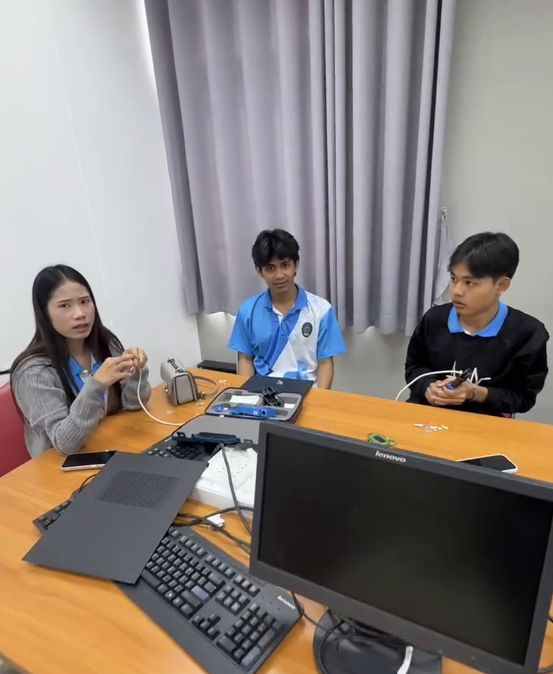 การเข้าหัว RG 45 กับสาย UTP นักศึกษาหลักสูตรสาขาคอมพิวเตอร์(ค.บ.) ชั้นปีที่ 1 - รูปที่ 4