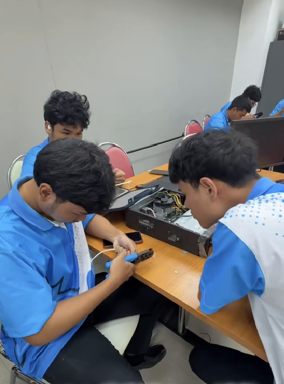 การเข้าหัว RG 45 กับสาย UTP นักศึกษาหลักสูตรสาขาคอมพิวเตอร์(ค.บ.) ชั้นปีที่ 1 - รูปที่ 5
