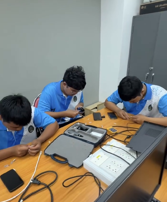การเข้าหัว RG 45 กับสาย UTP นักศึกษาหลักสูตรสาขาคอมพิวเตอร์(ค.บ.) ชั้นปีที่ 1 - รูปที่ 6