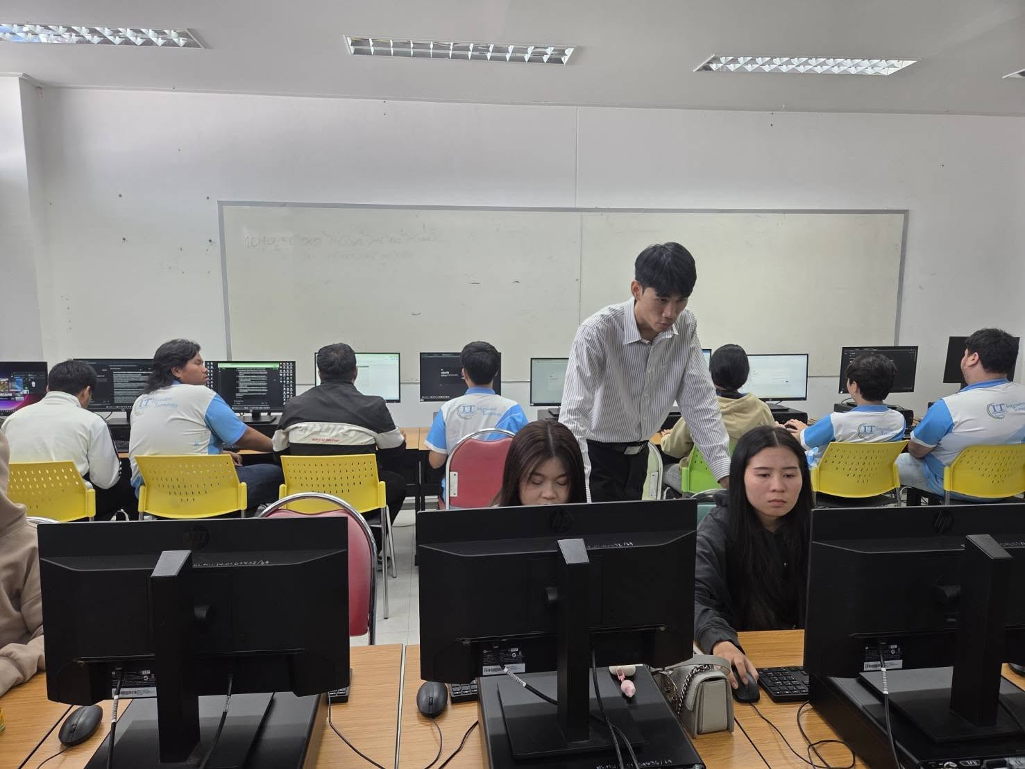 คณะเทคโนโลยีสารสนเทศ โดยอาจารย์กรกรต เจริญผล จัดการอบรมเชิงปฏิบัติการการประยุกต์ใช้เจเจอเรทีฟเอไอ เพื่อยกระดับการทำงานในสำนักงานดิจิทัล - รูปที่ 9