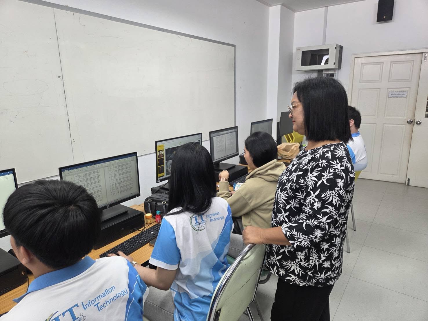 คณะเทคโนโลยีสารสนเทศ โดยอาจารย์กรกรต เจริญผล จัดการอบรมเชิงปฏิบัติการการประยุกต์ใช้เจเจอเรทีฟเอไอ เพื่อยกระดับการทำงานในสำนักงานดิจิทัล - รูปที่ 6