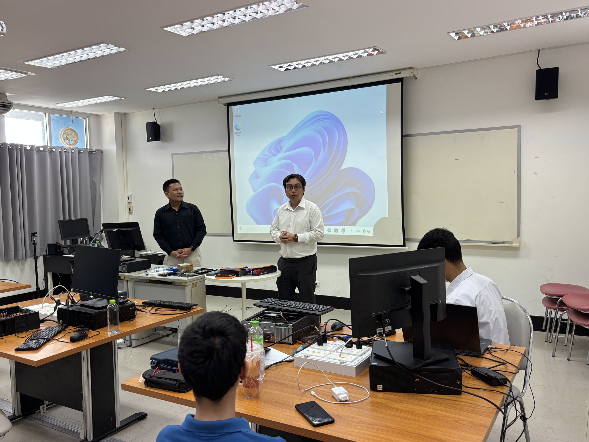 คณะเทคโนโลยีสารสนเทศ จัดการอบรมเชิงปฏิบัติการ หลักสูตระยะสั้น เรื่องการซ่อมบำรุงเบื้องต้นและการประกอบคอมพิวเตอร์ - รูปที่ 4