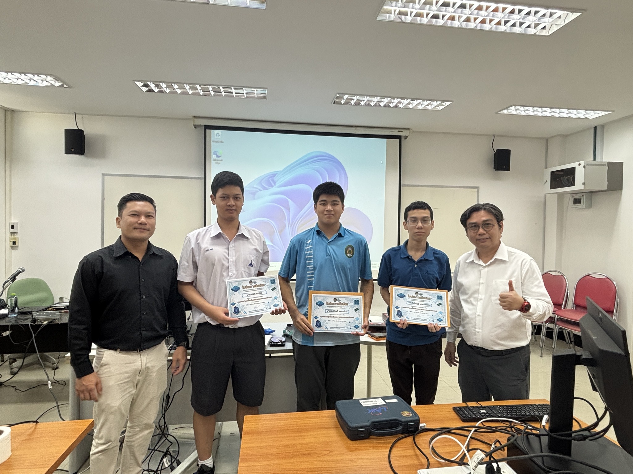 คณะเทคโนโลยีสารสนเทศ จัดการอบรมเชิงปฏิบัติการ หลักสูตระยะสั้น เรื่องการซ่อมบำรุงเบื้องต้นและการประกอบคอมพิวเตอร์ - รูปที่ 12