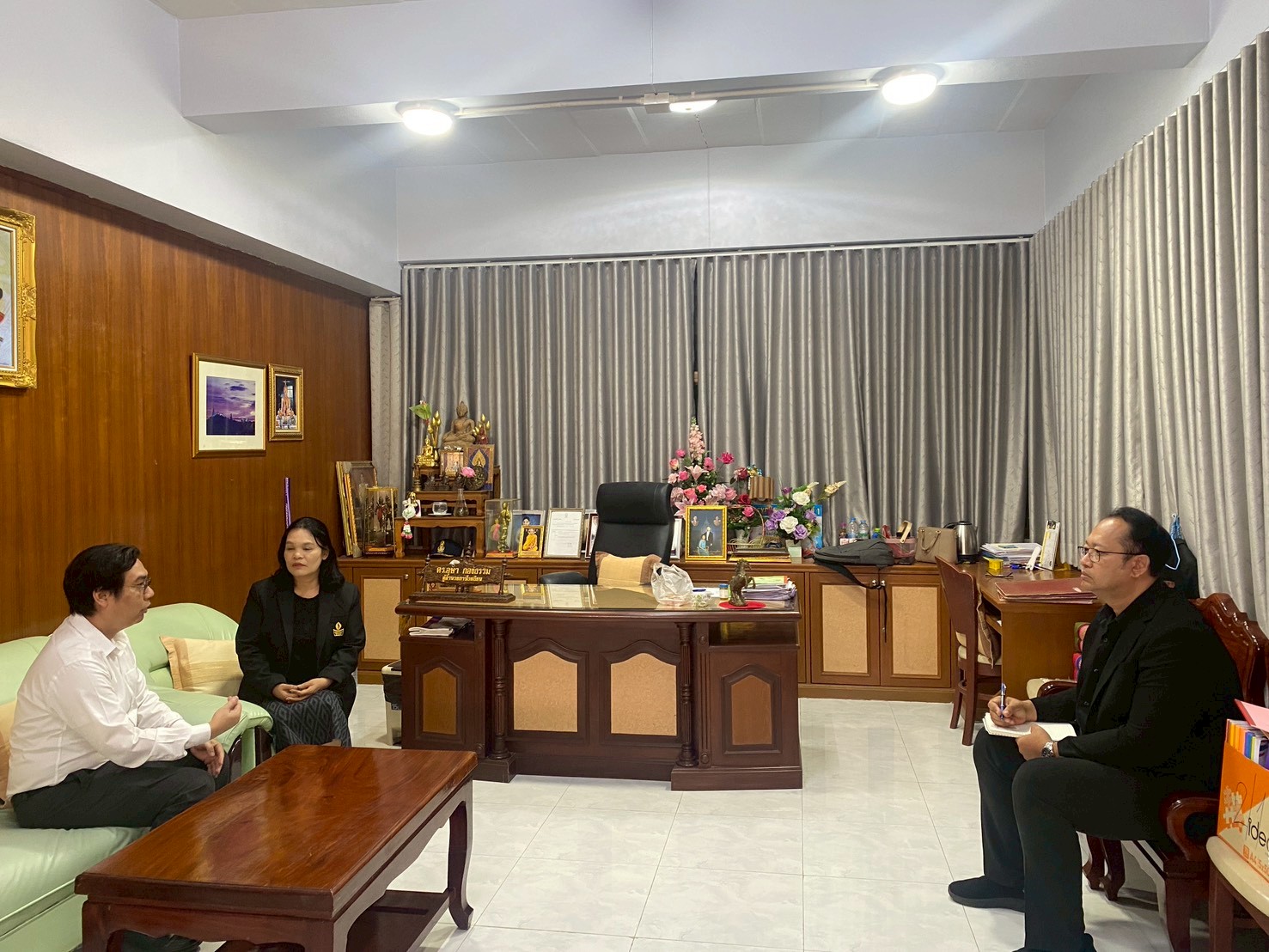 คณะเทคโนโลยีสารสนเทศ เข้าพบผู้บริหารโรงเรียนในจังหวัดเพชรบุรี เพื่อประสานงานการติดตั้งนวัตกรรมเครื่องตรวจวัดคุณภาพคุณภาพอากาศฝุ่น PM 2.5 - รูปที่ 4