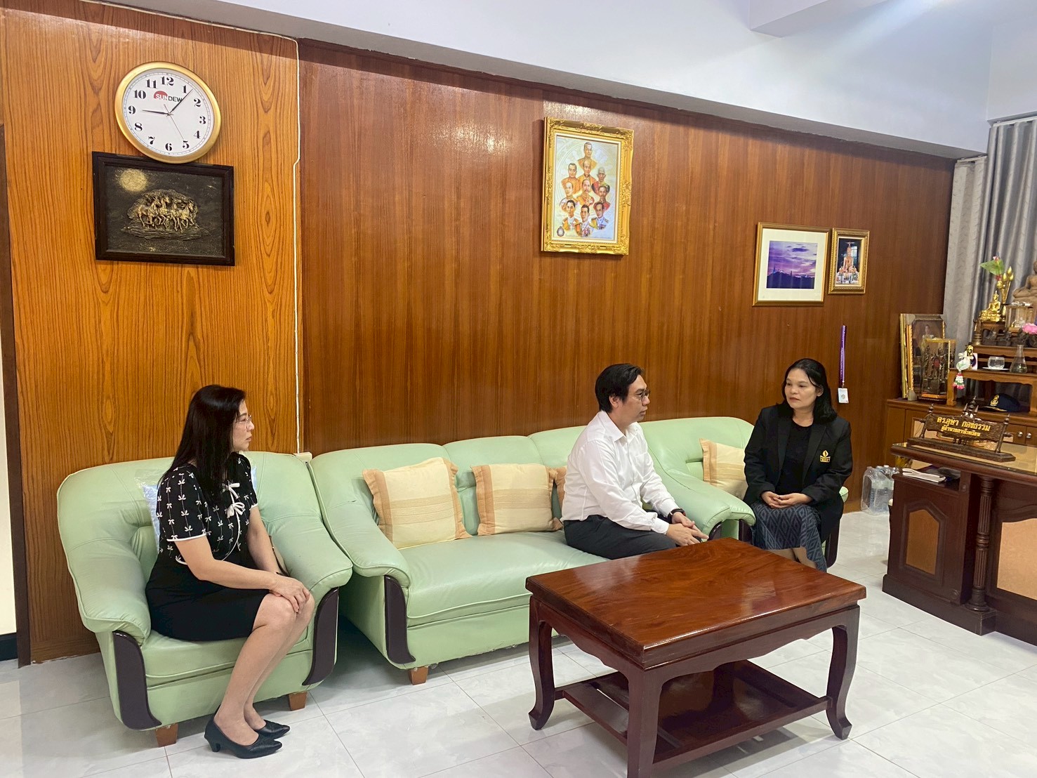 คณะเทคโนโลยีสารสนเทศ เข้าพบผู้บริหารโรงเรียนในจังหวัดเพชรบุรี เพื่อประสานงานการติดตั้งนวัตกรรมเครื่องตรวจวัดคุณภาพคุณภาพอากาศฝุ่น PM 2.5 - รูปที่ 3