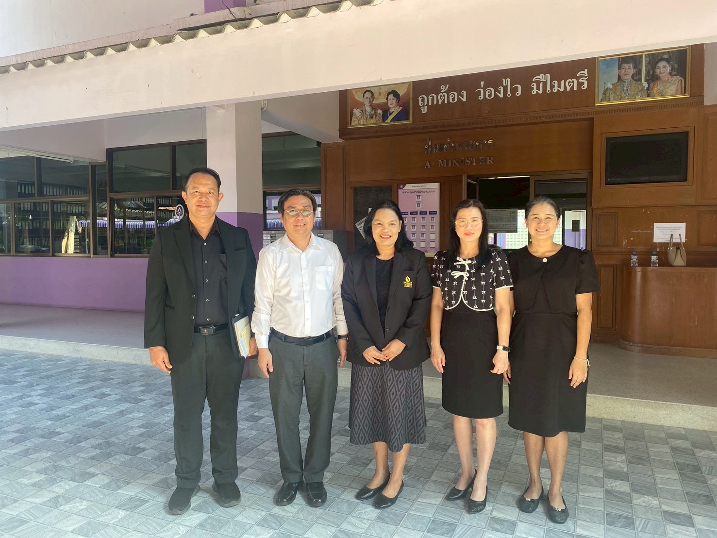 คณะเทคโนโลยีสารสนเทศ เข้าพบผู้บริหารโรงเรียนในจังหวัดเพชรบุรี เพื่อประสานงานการติดตั้งนวัตกรรมเครื่องตรวจวัดคุณภาพคุณภาพอากาศฝุ่น PM 2.5 - รูปที่ 5