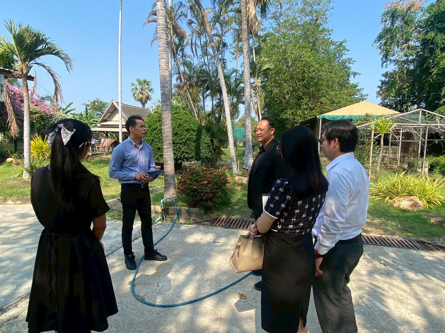 คณะเทคโนโลยีสารสนเทศ เข้าพบผู้บริหารโรงเรียนในจังหวัดเพชรบุรี เพื่อประสานงานการติดตั้งนวัตกรรมเครื่องตรวจวัดคุณภาพคุณภาพอากาศฝุ่น PM 2.5 - รูปที่ 6