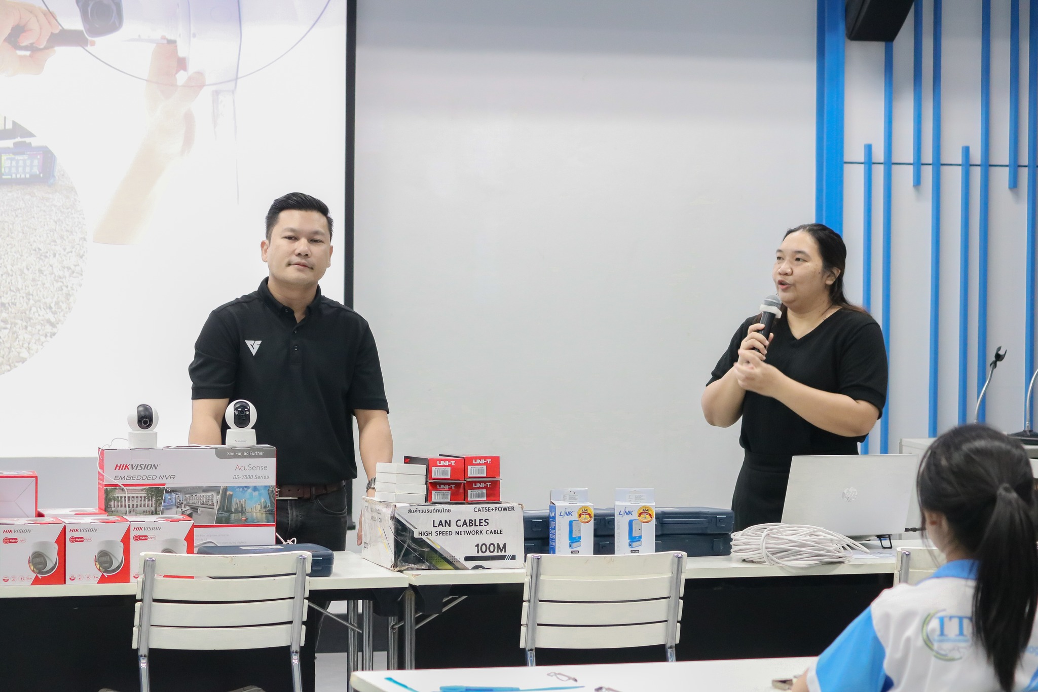 คณะเทคโนโลยีสารสนเทศ โดยสาขาวิชาคอมพิวเตอร์ (ค.บ.) จัดการอบรมเชิงปฏิบัติการWork Integrated Learning วิชาเครือข่ายคอมพิวเตอร์ เชิงบูรณาการและรักษาความปลอดภัยระบบกล้องโทรทัศน์วงจรปิด (IP-CCTV) ณ ห้องประชุมวรชัยเยาวปาณี อาคารราชพฤกษ์ คณะเทคโนโลยีสารสนเทศ
