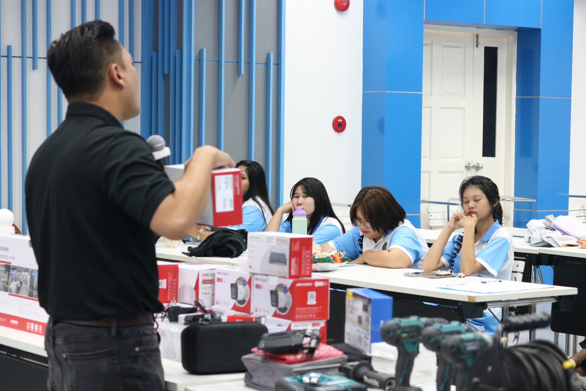คณะเทคโนโลยีสารสนเทศ โดยสาขาวิชาคอมพิวเตอร์ (ค.บ.) จัดการอบรมเชิงปฏิบัติการWork Integrated Learning วิชาเครือข่ายคอมพิวเตอร์ เชิงบูรณาการและรักษาความปลอดภัยระบบกล้องโทรทัศน์วงจรปิด (IP-CCTV) ณ ห้องประชุมวรชัยเยาวปาณี อาคารราชพฤกษ์ คณะเทคโนโลยีสารสนเทศ - รูปที่ 10