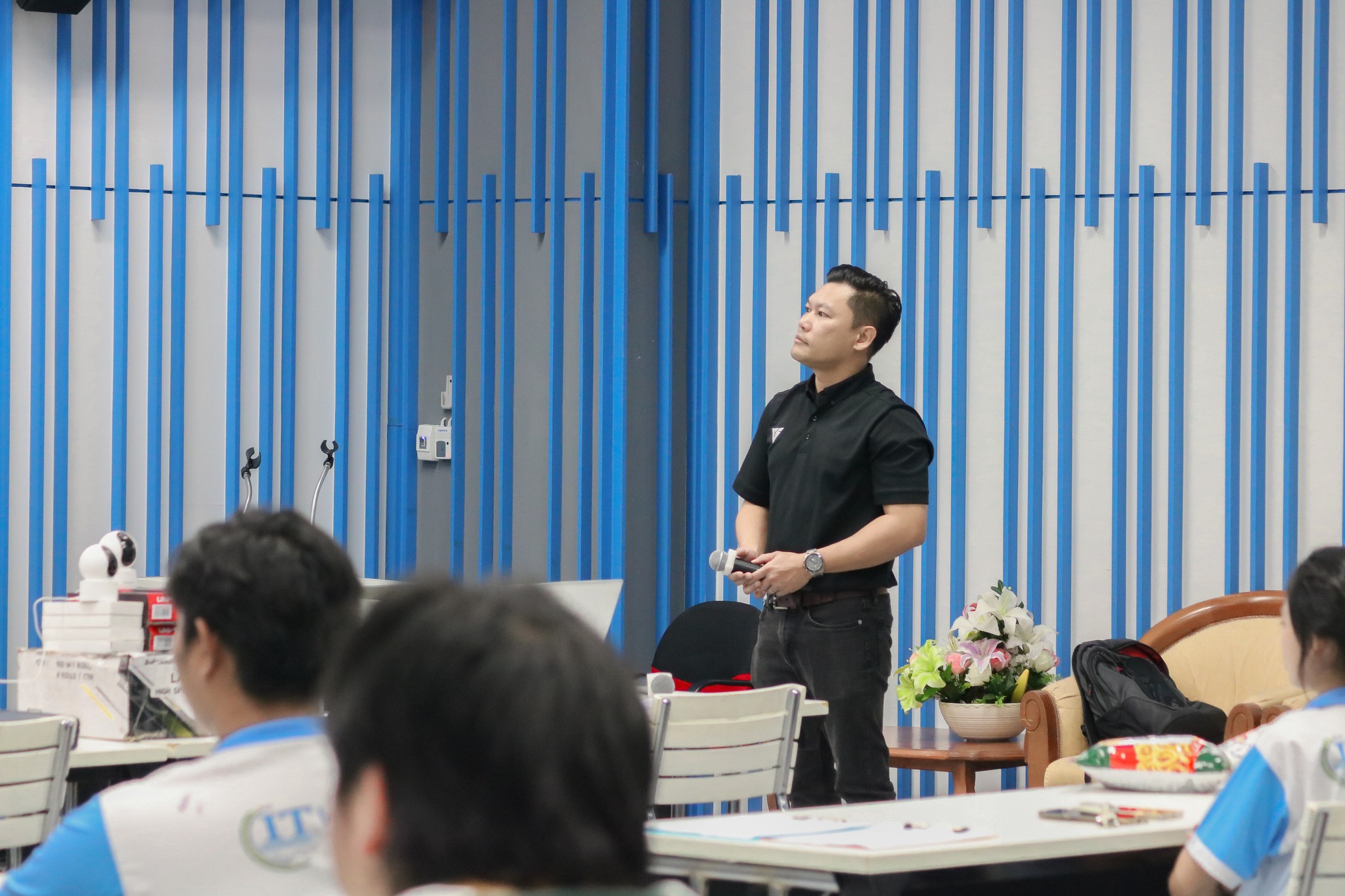 คณะเทคโนโลยีสารสนเทศ โดยสาขาวิชาคอมพิวเตอร์ (ค.บ.) จัดการอบรมเชิงปฏิบัติการWork Integrated Learning วิชาเครือข่ายคอมพิวเตอร์ เชิงบูรณาการและรักษาความปลอดภัยระบบกล้องโทรทัศน์วงจรปิด (IP-CCTV) ณ ห้องประชุมวรชัยเยาวปาณี อาคารราชพฤกษ์ คณะเทคโนโลยีสารสนเทศ - รูปที่ 13