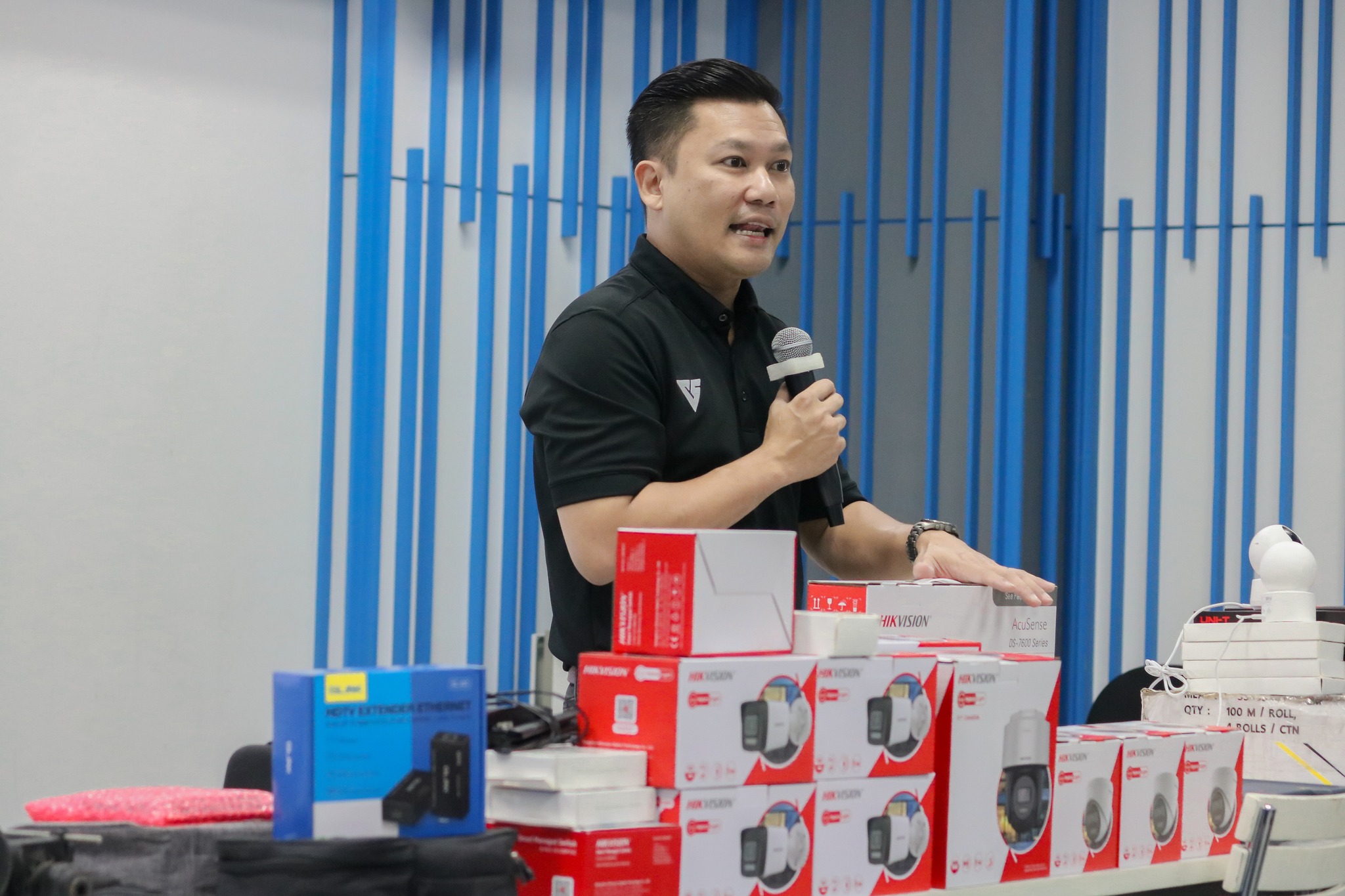 คณะเทคโนโลยีสารสนเทศ โดยสาขาวิชาคอมพิวเตอร์ (ค.บ.) จัดการอบรมเชิงปฏิบัติการWork Integrated Learning วิชาเครือข่ายคอมพิวเตอร์ เชิงบูรณาการและรักษาความปลอดภัยระบบกล้องโทรทัศน์วงจรปิด (IP-CCTV) ณ ห้องประชุมวรชัยเยาวปาณี อาคารราชพฤกษ์ คณะเทคโนโลยีสารสนเทศ - รูปที่ 8