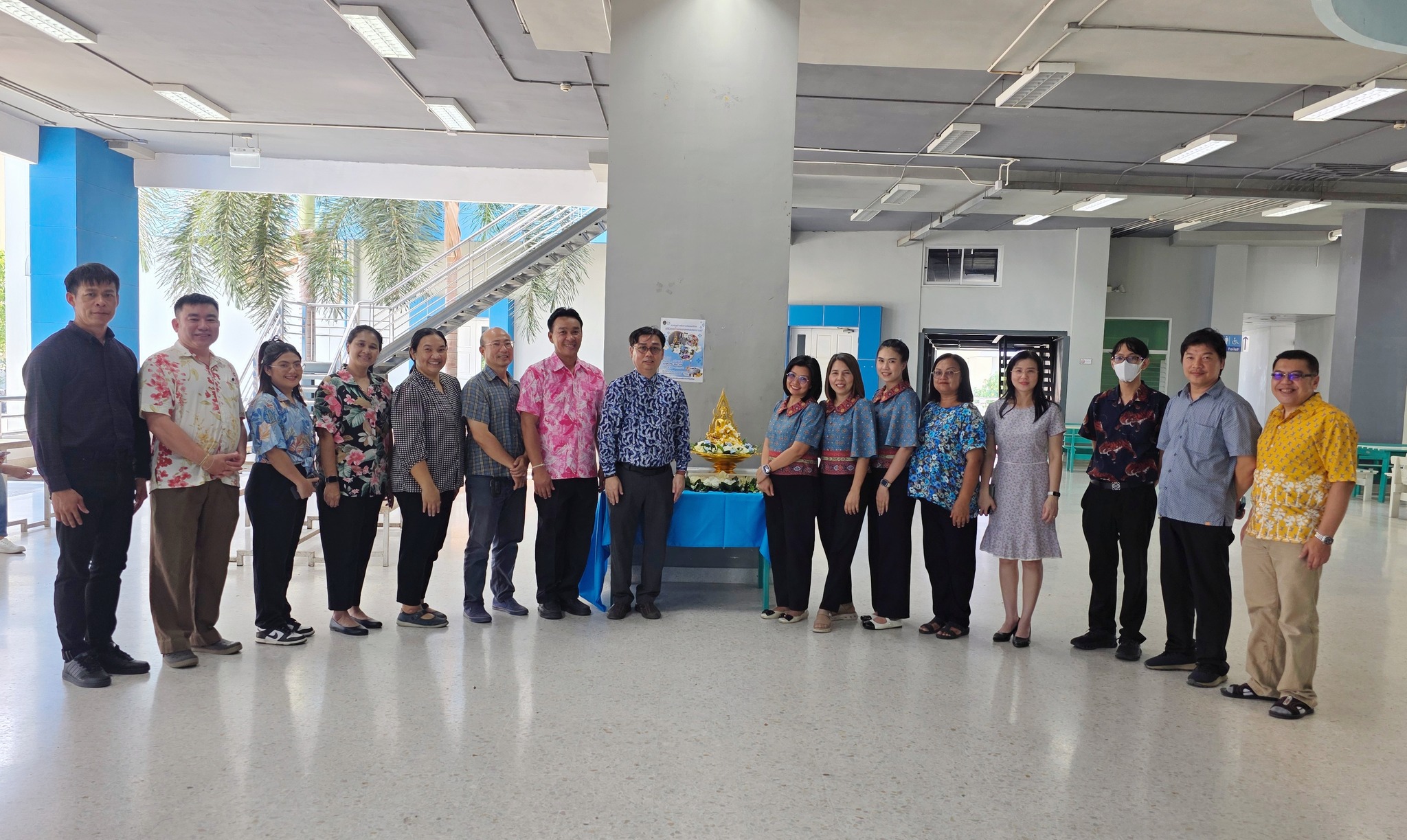 คณะเทคโนโลยีสารสนเทศ มหาวิทยาลัยราชภัฏเพชรบุรี จัดพิธีสรงน้ำพระเทศกาลสงกรานต์ ณ ชั้น 1 อาคารราชพฤกษ์ (อาคาร 26) คณะเทคโนโลยีสารสนเทศ และพิธีรดน้ำดำหัวอาจารย์ผู้อาวุโส - รูปที่ 4