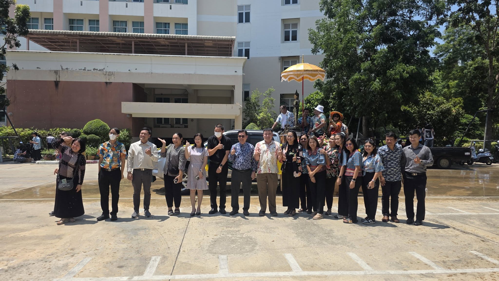 คณะเทคโนโลยีสารสนเทศ มหาวิทยาลัยราชภัฏเพชรบุรี จัดพิธีสรงน้ำพระเทศกาลสงกรานต์ ณ ชั้น 1 อาคารราชพฤกษ์ (อาคาร 26) คณะเทคโนโลยีสารสนเทศ และพิธีรดน้ำดำหัวอาจารย์ผู้อาวุโส - รูปที่ 3