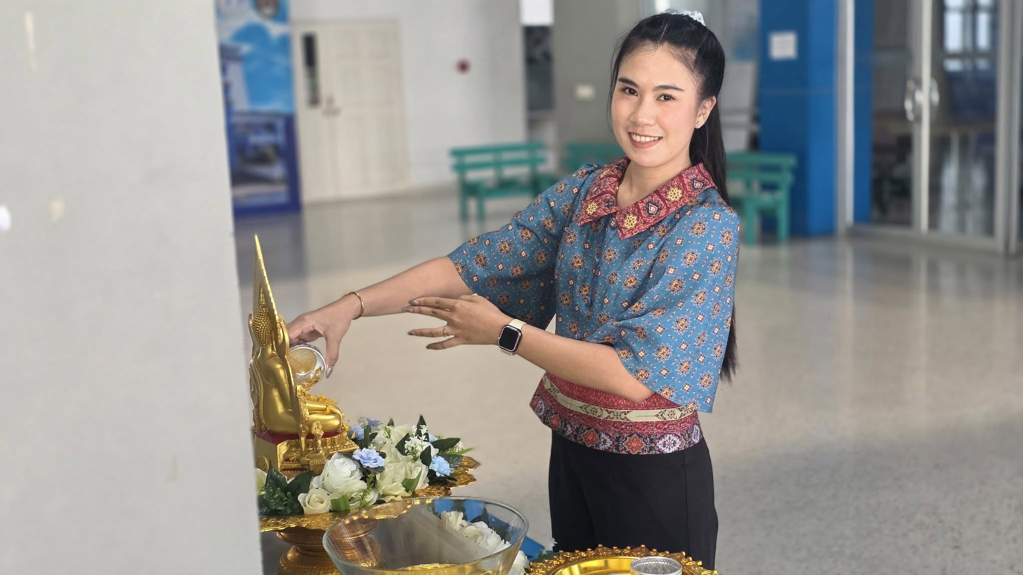 คณะเทคโนโลยีสารสนเทศ มหาวิทยาลัยราชภัฏเพชรบุรี จัดพิธีสรงน้ำพระเทศกาลสงกรานต์ ณ ชั้น 1 อาคารราชพฤกษ์ (อาคาร 26) คณะเทคโนโลยีสารสนเทศ และพิธีรดน้ำดำหัวอาจารย์ผู้อาวุโส - รูปที่ 8
