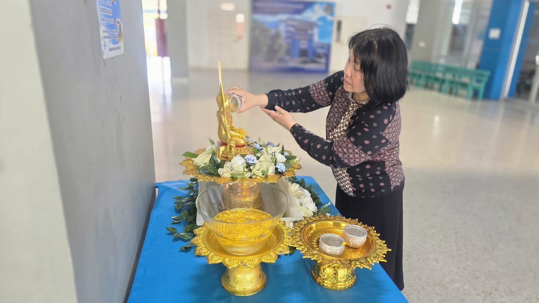 คณะเทคโนโลยีสารสนเทศ มหาวิทยาลัยราชภัฏเพชรบุรี จัดพิธีสรงน้ำพระเทศกาลสงกรานต์ ณ ชั้น 1 อาคารราชพฤกษ์ (อาคาร 26) คณะเทคโนโลยีสารสนเทศ และพิธีรดน้ำดำหัวอาจารย์ผู้อาวุโส - รูปที่ 7
