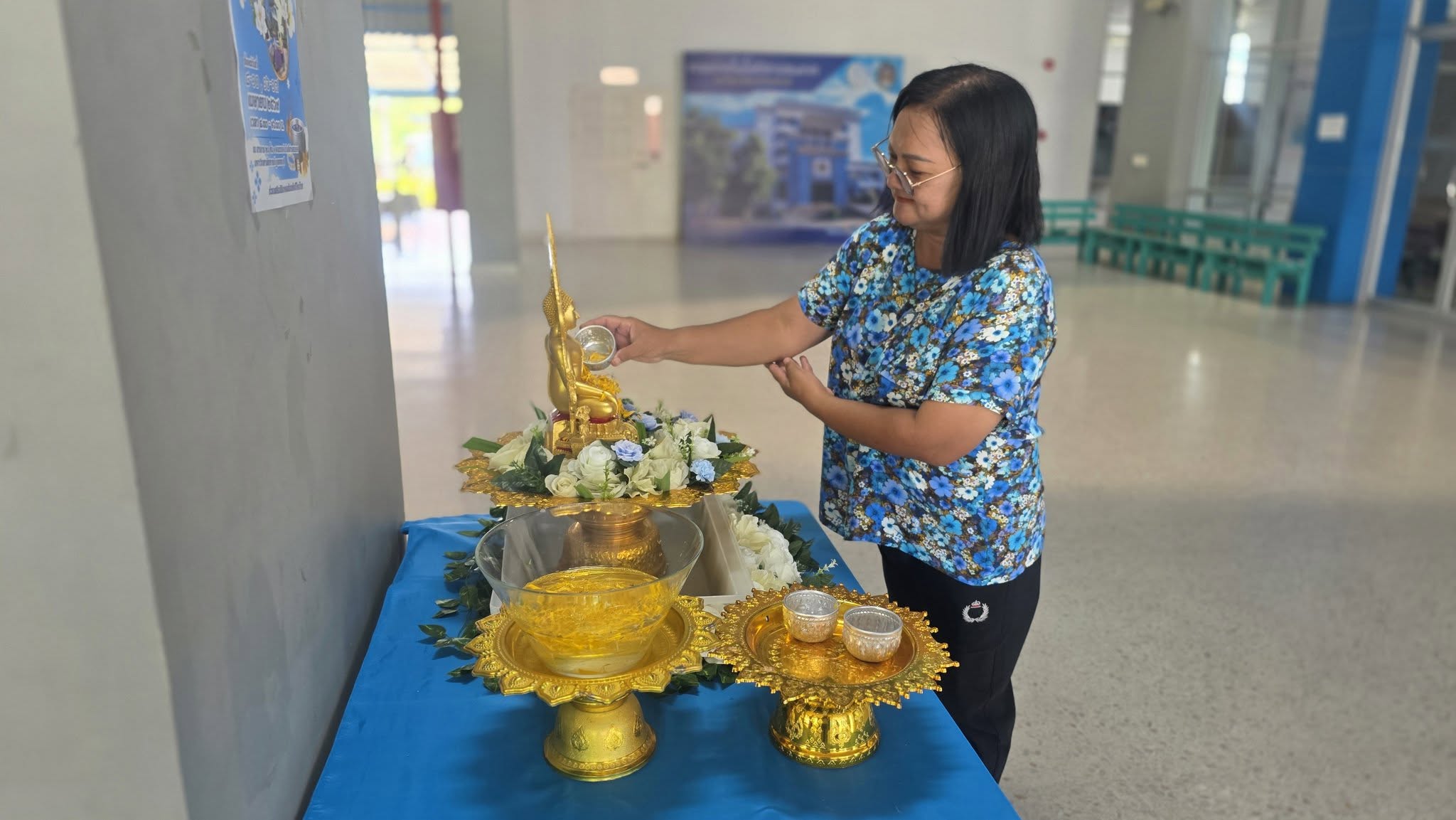 คณะเทคโนโลยีสารสนเทศ มหาวิทยาลัยราชภัฏเพชรบุรี จัดพิธีสรงน้ำพระเทศกาลสงกรานต์ ณ ชั้น 1 อาคารราชพฤกษ์ (อาคาร 26) คณะเทคโนโลยีสารสนเทศ และพิธีรดน้ำดำหัวอาจารย์ผู้อาวุโส - รูปที่ 6
