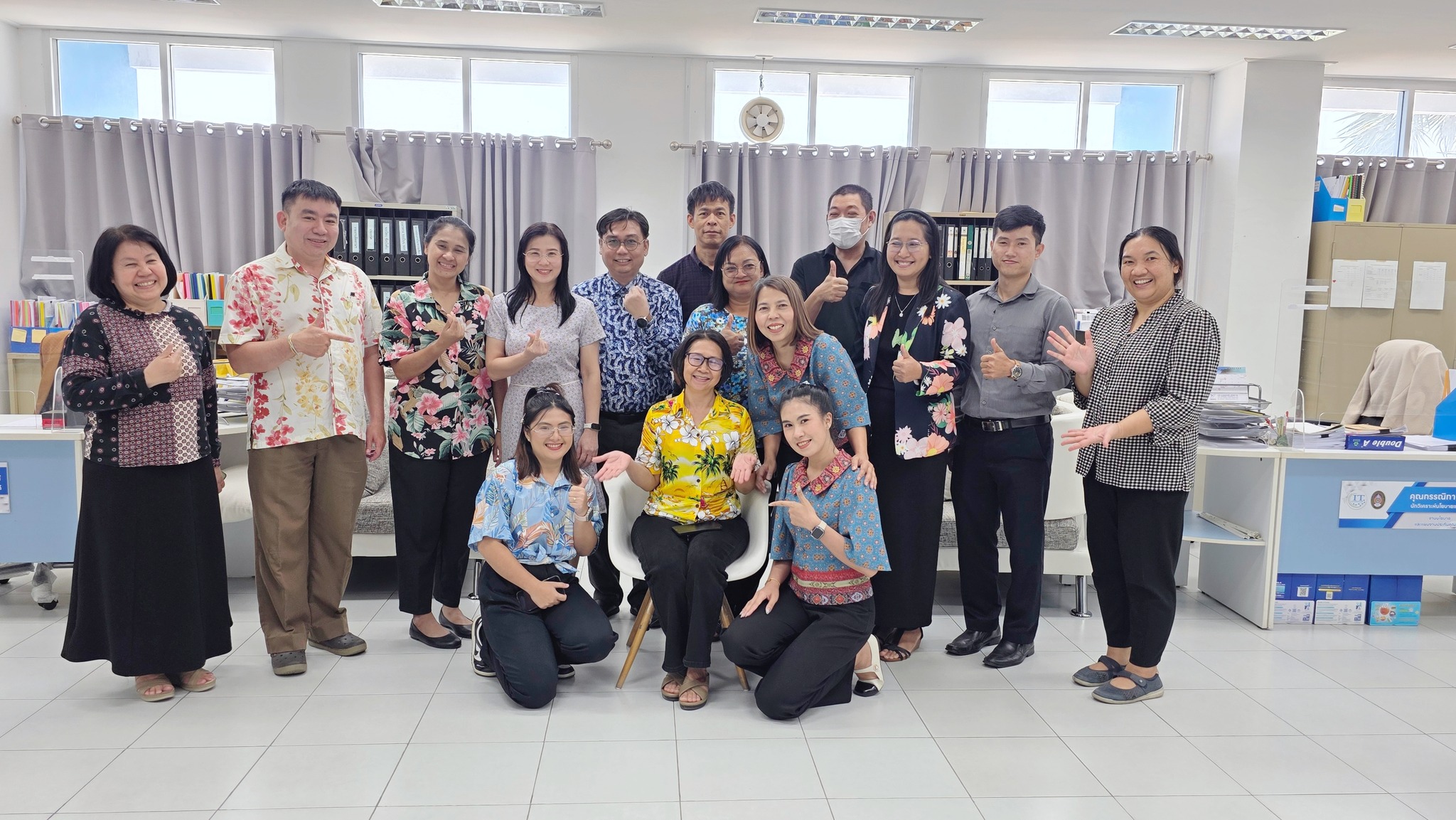 คณะเทคโนโลยีสารสนเทศ มหาวิทยาลัยราชภัฏเพชรบุรี จัดพิธีสรงน้ำพระเทศกาลสงกรานต์ ณ ชั้น 1 อาคารราชพฤกษ์ (อาคาร 26) คณะเทคโนโลยีสารสนเทศ และพิธีรดน้ำดำหัวอาจารย์ผู้อาวุโส - รูปที่ 5