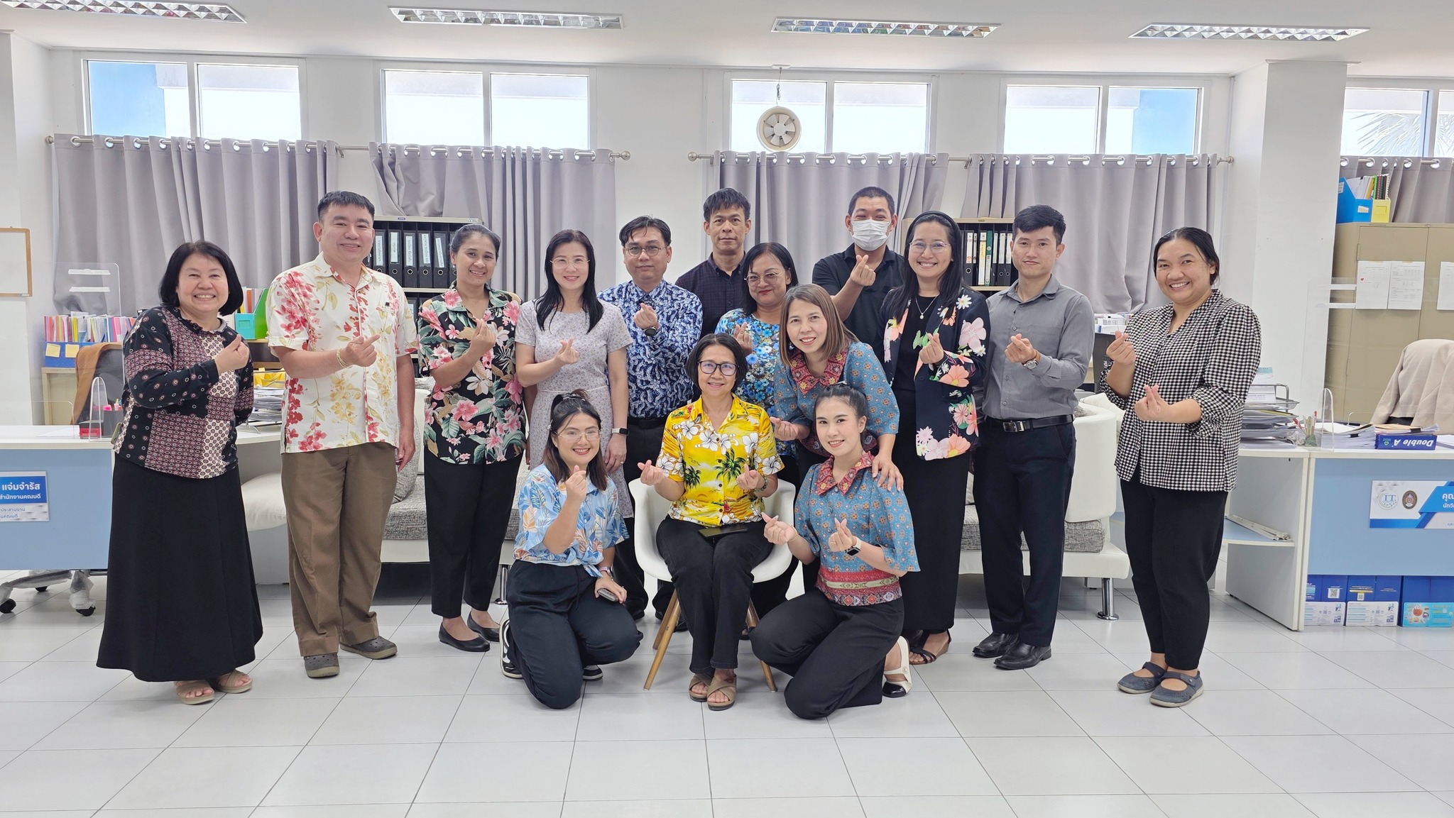 คณะเทคโนโลยีสารสนเทศ มหาวิทยาลัยราชภัฏเพชรบุรี จัดพิธีสรงน้ำพระเทศกาลสงกรานต์ ณ ชั้น 1 อาคารราชพฤกษ์ (อาคาร 26) คณะเทคโนโลยีสารสนเทศ และพิธีรดน้ำดำหัวอาจารย์ผู้อาวุโส - รูปที่ 2