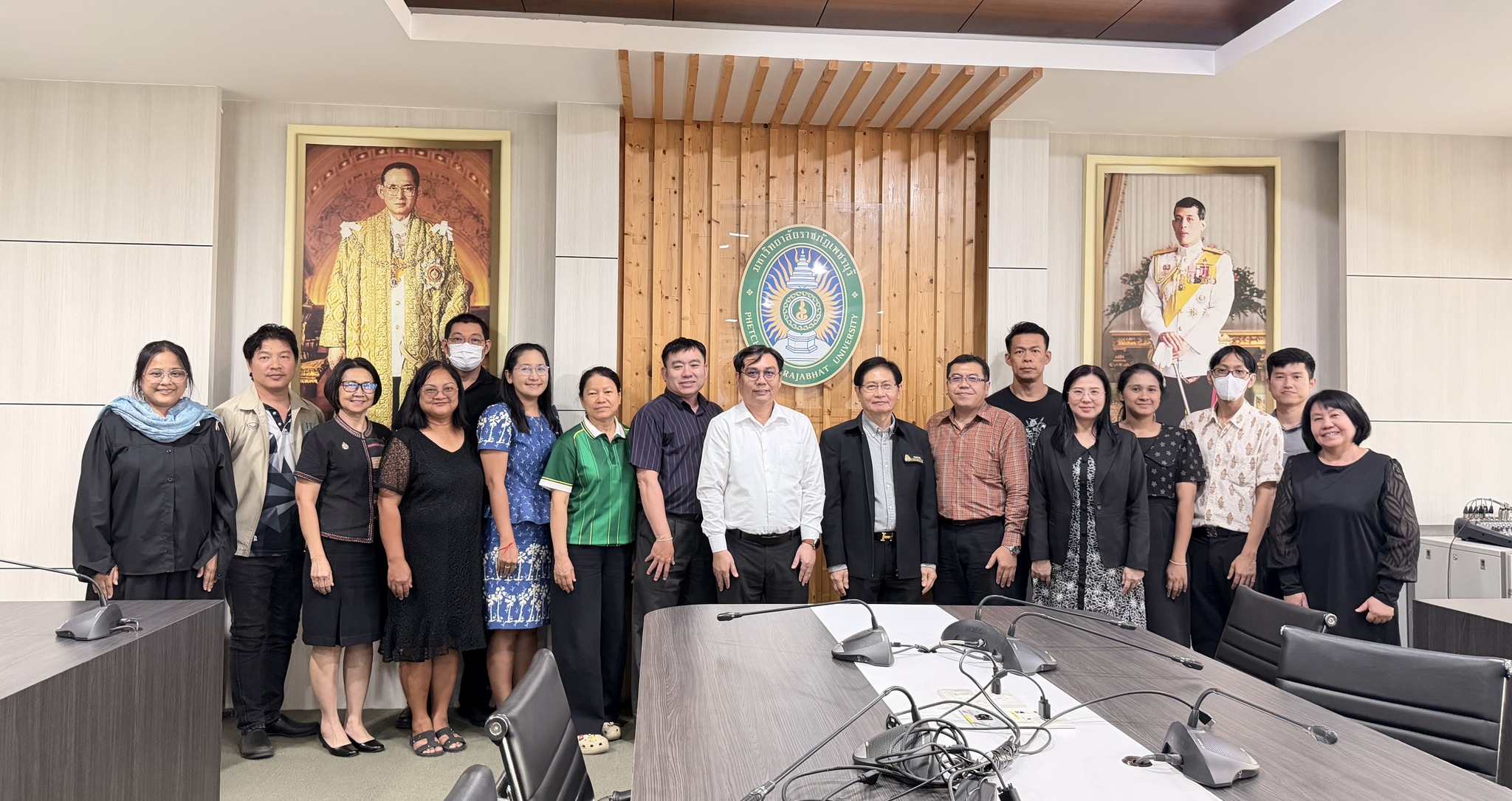 อาจารย์ ดร.พีรศุษย์ บุญมาธรรม คณบดีนำผู้บริหารและคณาจารย์คณะเทคโนโลยีสารสนเทศ เข้ารับการอบรมเชิงปฏิบัติการ การเขียนบทความเพื่อตีพิมพ์ในวารสารระดับชาติ และระดับนานาชาติ และการจัดทำตำราวิชาการที่มีคุณภาพเพื่อเข้าสู่ตำแหน่งทางวิชาการ