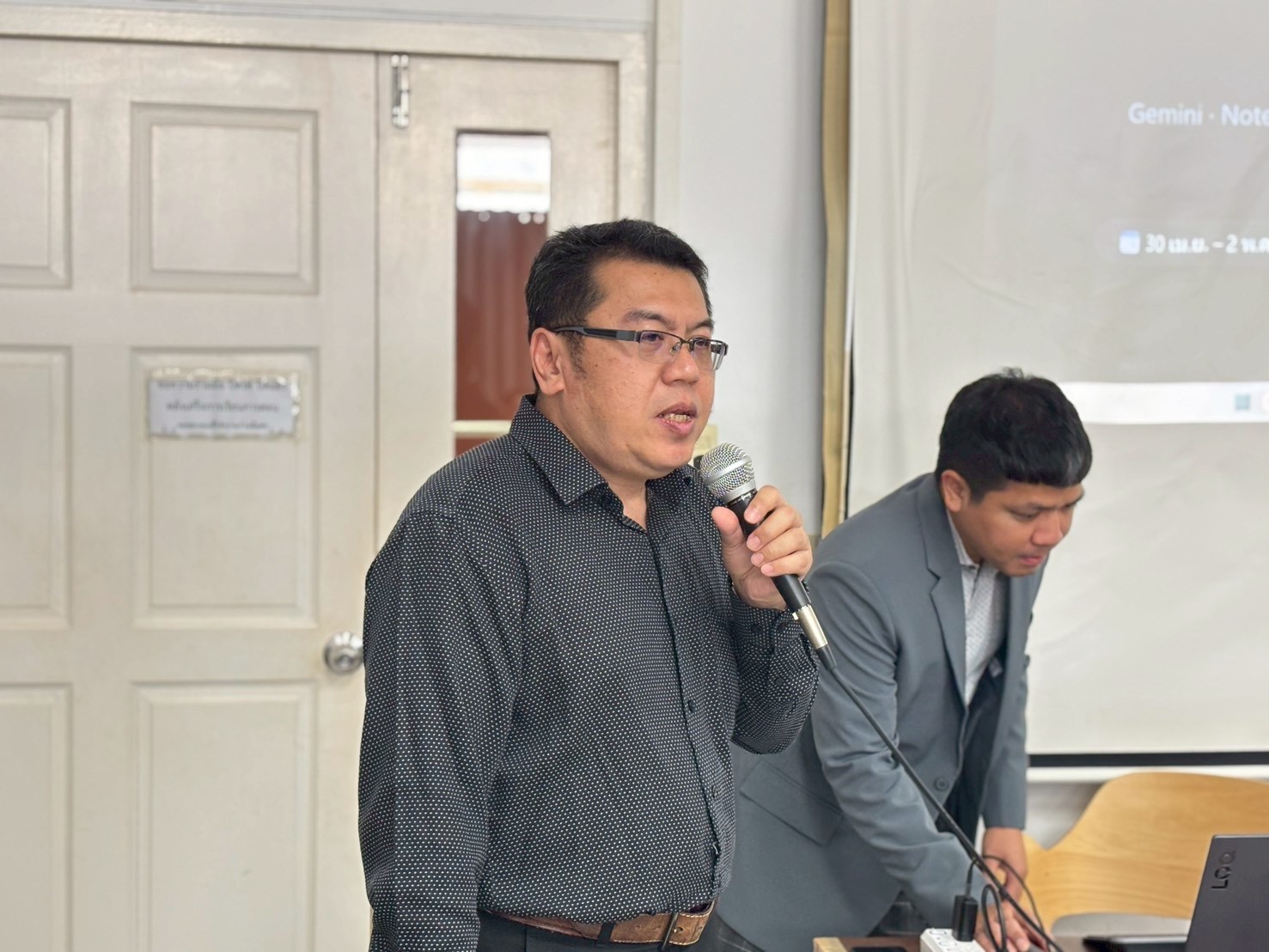คณะเทคโนโลยีสารสนเทศ จัดกิจกรรมการอบรมเชิงปฏิบัติการหลักสูตรระยะสั้น การใช้แพลตฟอร์ม AI ผลิตสื่อดิจิทัลเพื่อยกระดับฝีมืองานในการประกอบวิชาชีพ - รูปที่ 4