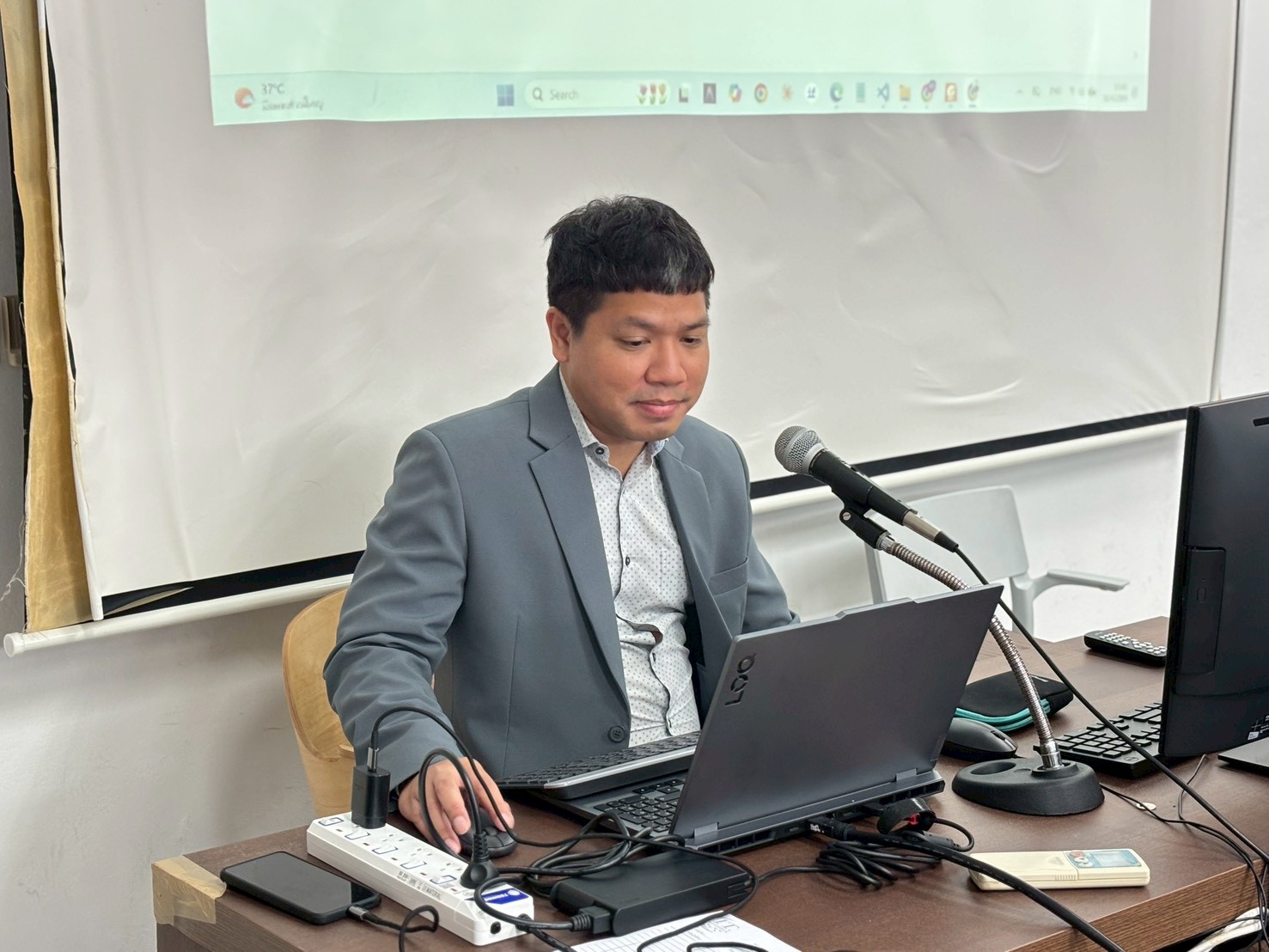 คณะเทคโนโลยีสารสนเทศ จัดกิจกรรมการอบรมเชิงปฏิบัติการหลักสูตรระยะสั้น การใช้แพลตฟอร์ม AI ผลิตสื่อดิจิทัลเพื่อยกระดับฝีมืองานในการประกอบวิชาชีพ - รูปที่ 3