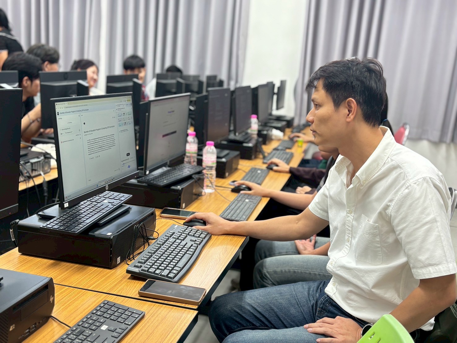 คณะเทคโนโลยีสารสนเทศ จัดกิจกรรมการอบรมเชิงปฏิบัติการหลักสูตรระยะสั้น การใช้แพลตฟอร์ม AI ผลิตสื่อดิจิทัลเพื่อยกระดับฝีมืองานในการประกอบวิชาชีพ - รูปที่ 5