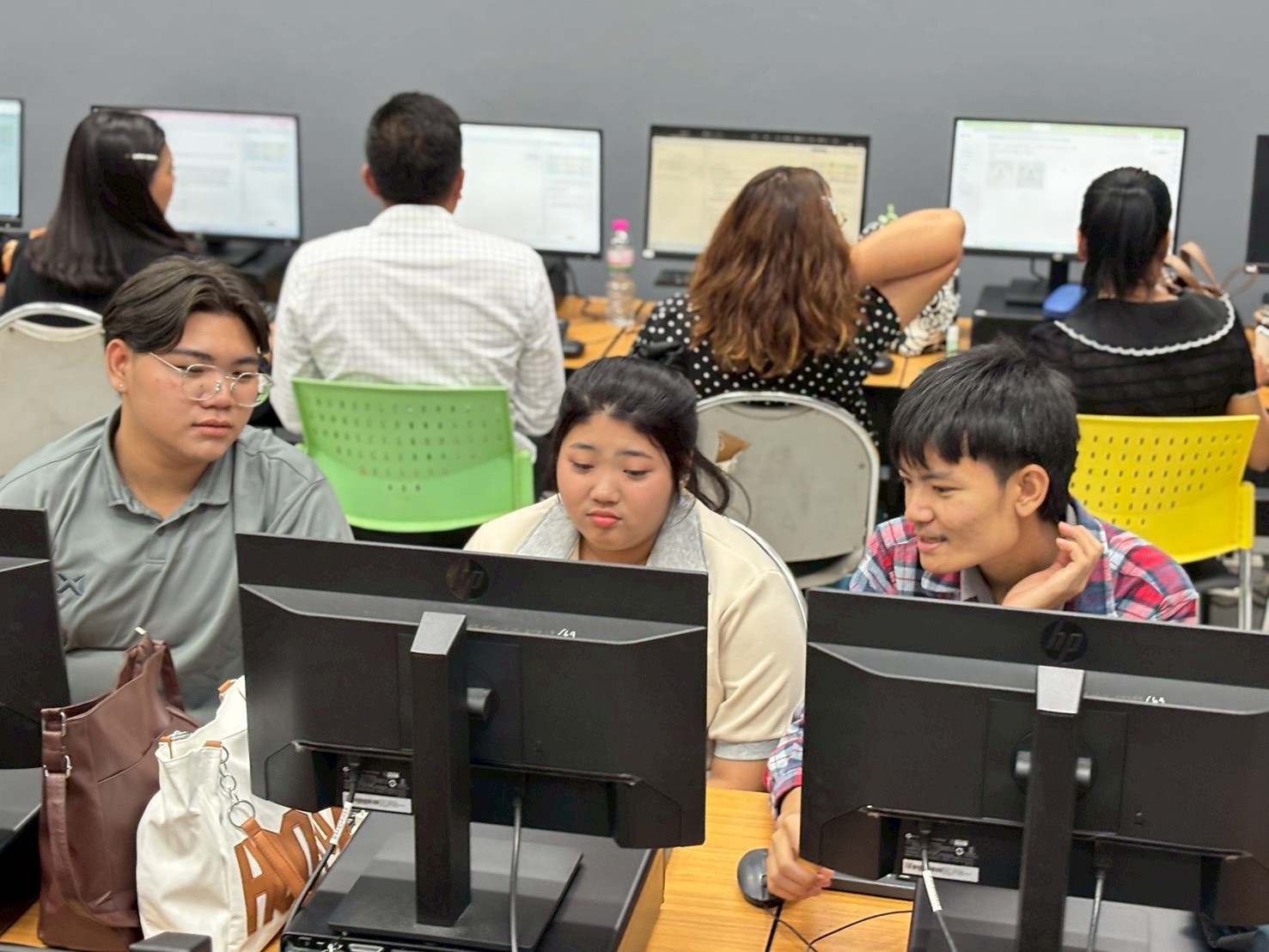 คณะเทคโนโลยีสารสนเทศ จัดกิจกรรมการอบรมเชิงปฏิบัติการหลักสูตรระยะสั้น การใช้แพลตฟอร์ม AI ผลิตสื่อดิจิทัลเพื่อยกระดับฝีมืองานในการประกอบวิชาชีพ - รูปที่ 8