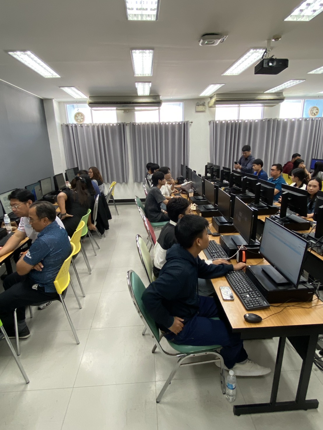 คณะเทคโนโลยีสารสนเทศ จัดกิจกรรมการอบรมเชิงปฏิบัติการหลักสูตรระยะสั้น การใช้แพลตฟอร์ม AI ผลิตสื่อดิจิทัลเพื่อยกระดับฝีมืองานในการประกอบวิชาชีพ - รูปที่ 7