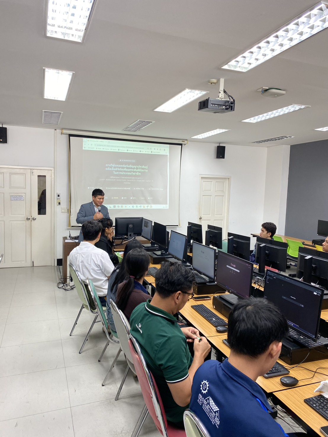 คณะเทคโนโลยีสารสนเทศ จัดกิจกรรมการอบรมเชิงปฏิบัติการหลักสูตรระยะสั้น การใช้แพลตฟอร์ม AI ผลิตสื่อดิจิทัลเพื่อยกระดับฝีมืองานในการประกอบวิชาชีพ - รูปที่ 6