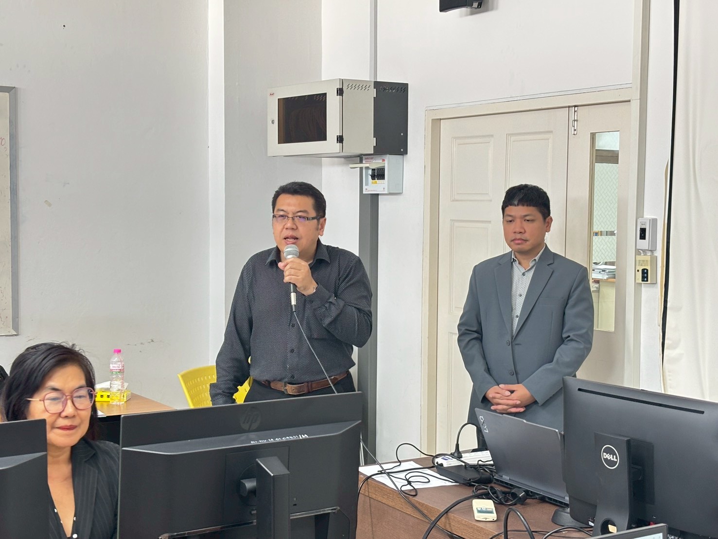 คณะเทคโนโลยีสารสนเทศ จัดกิจกรรมการอบรมเชิงปฏิบัติการหลักสูตรระยะสั้น การใช้แพลตฟอร์ม AI ผลิตสื่อดิจิทัลเพื่อยกระดับฝีมืองานในการประกอบวิชาชีพ - รูปที่ 9