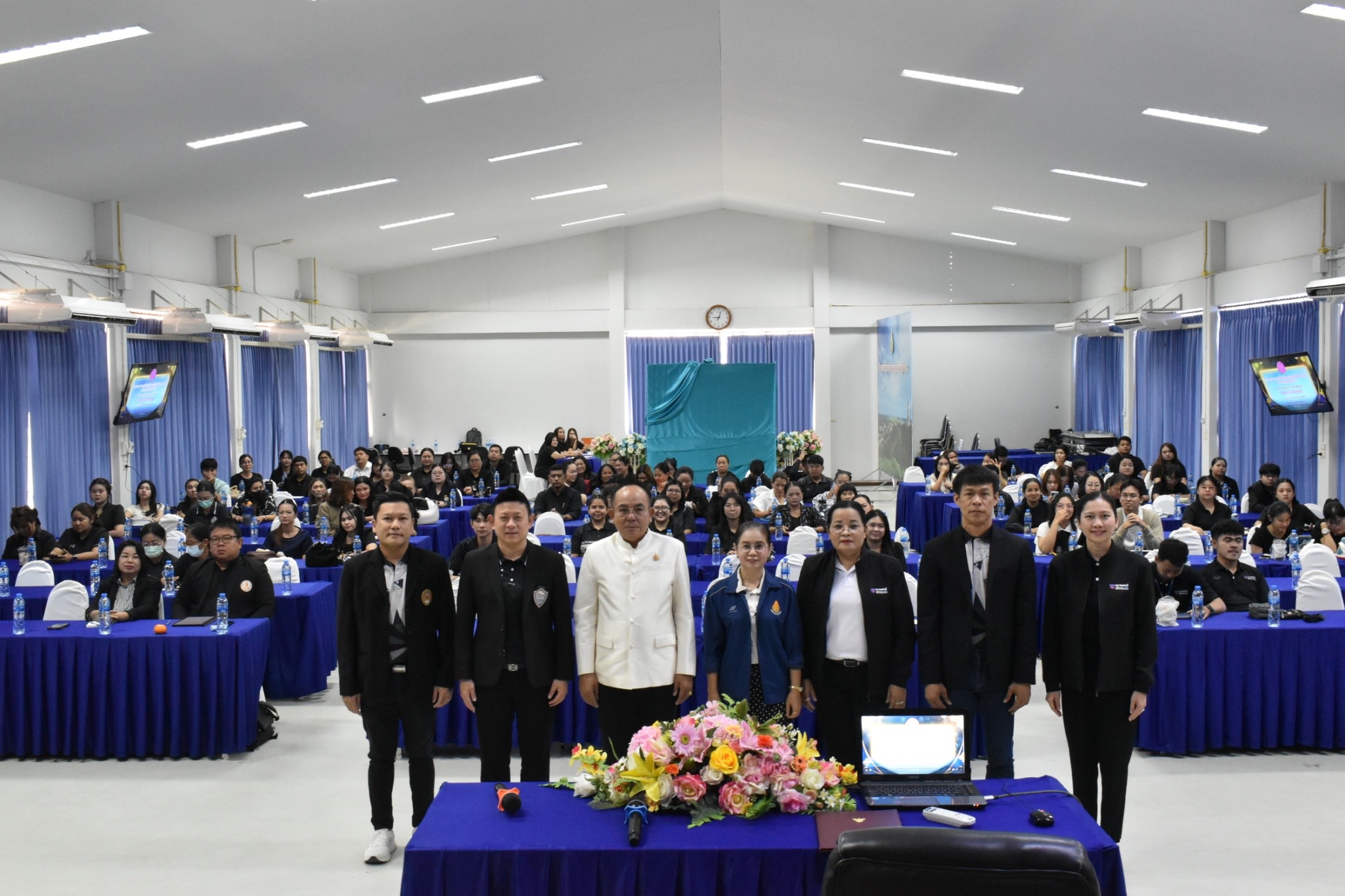 อาจารย์ในสาขาวิชาคอมพิวเตอร์ (ค.บ.) คณะเทคโนโลยีสารสนเทศ เป็นวิทยากรบรรยายให้ความรู้เกี่ยวกับการรู้เท่าทันสื่อออนไลน์ในชีวิตประจำวันและการใช้สื่อออนไลน์ ให้แก่ครูและบุคลากรทางการศึกษา จำนวนกว่า 100 คน