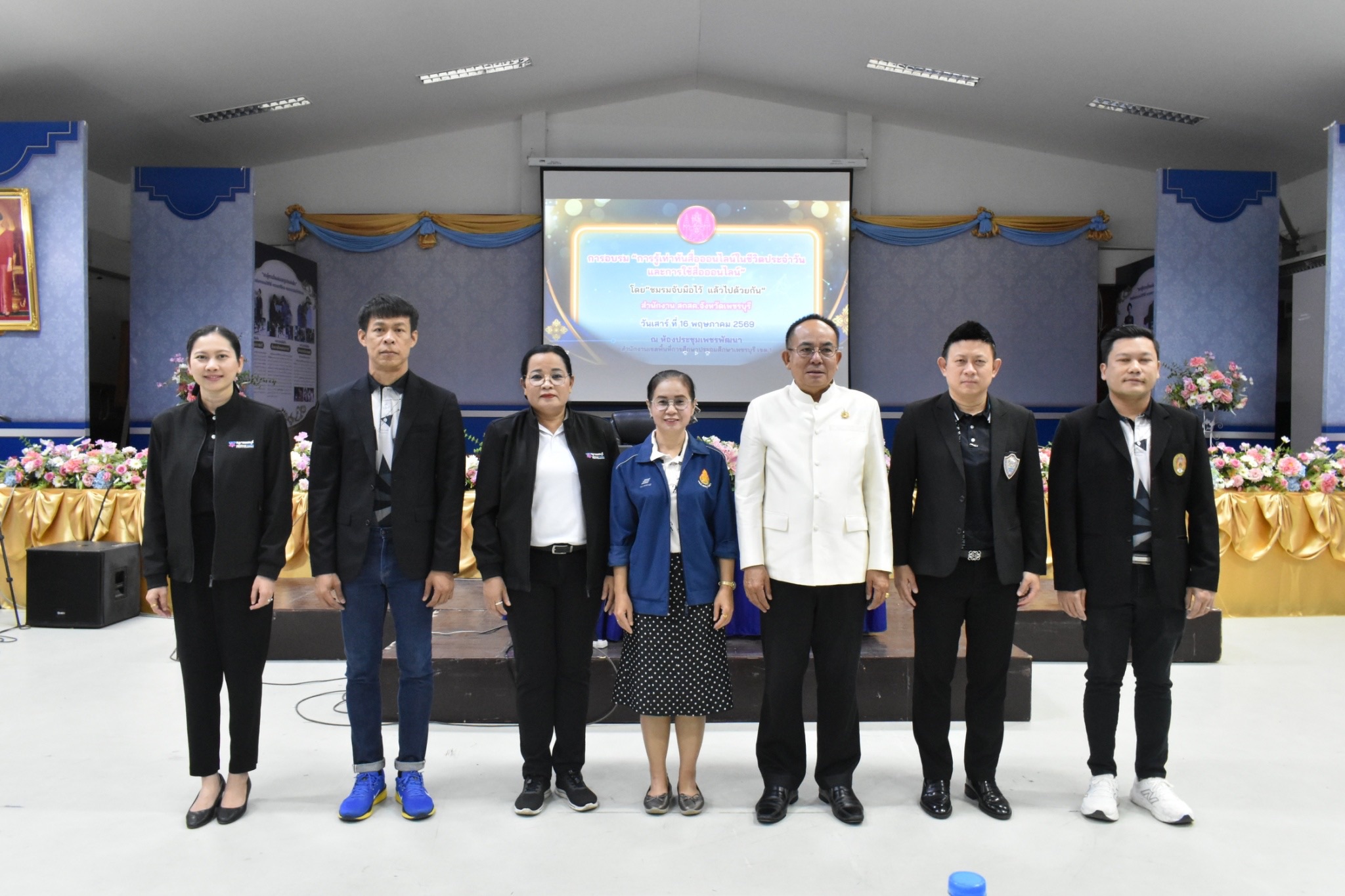 อาจารย์ในสาขาวิชาคอมพิวเตอร์ (ค.บ.) คณะเทคโนโลยีสารสนเทศ เป็นวิทยากรบรรยายให้ความรู้เกี่ยวกับการรู้เท่าทันสื่อออนไลน์ในชีวิตประจำวันและการใช้สื่อออนไลน์ ให้แก่ครูและบุคลากรทางการศึกษา จำนวนกว่า 100 คน - รูปที่ 2