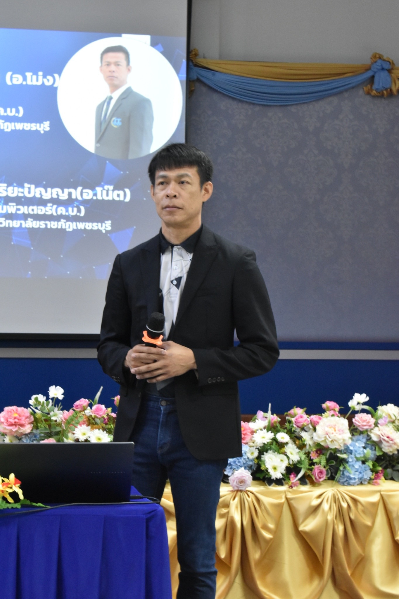 อาจารย์ในสาขาวิชาคอมพิวเตอร์ (ค.บ.) คณะเทคโนโลยีสารสนเทศ เป็นวิทยากรบรรยายให้ความรู้เกี่ยวกับการรู้เท่าทันสื่อออนไลน์ในชีวิตประจำวันและการใช้สื่อออนไลน์ ให้แก่ครูและบุคลากรทางการศึกษา จำนวนกว่า 100 คน - รูปที่ 4