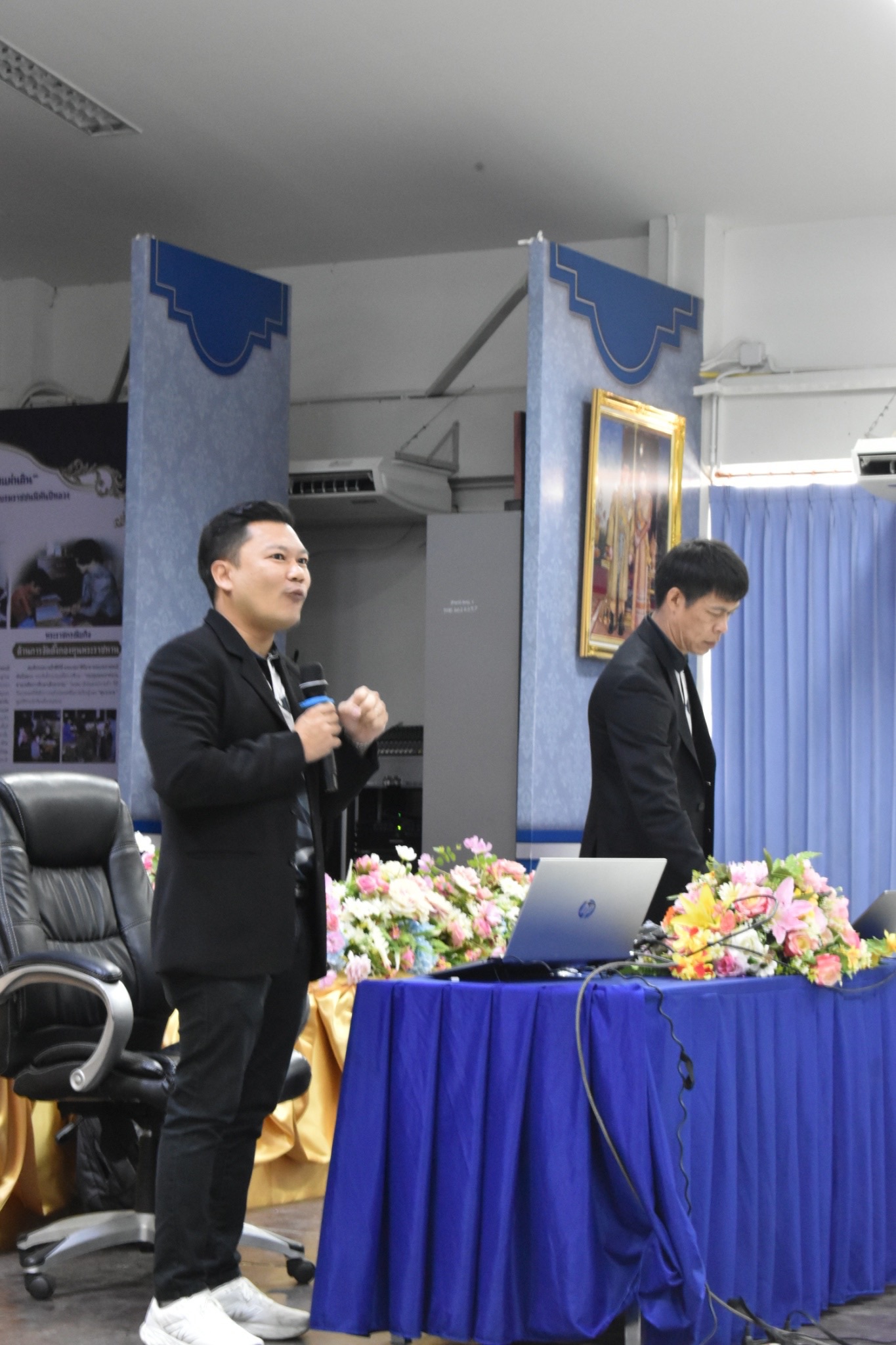อาจารย์ในสาขาวิชาคอมพิวเตอร์ (ค.บ.) คณะเทคโนโลยีสารสนเทศ เป็นวิทยากรบรรยายให้ความรู้เกี่ยวกับการรู้เท่าทันสื่อออนไลน์ในชีวิตประจำวันและการใช้สื่อออนไลน์ ให้แก่ครูและบุคลากรทางการศึกษา จำนวนกว่า 100 คน - รูปที่ 7