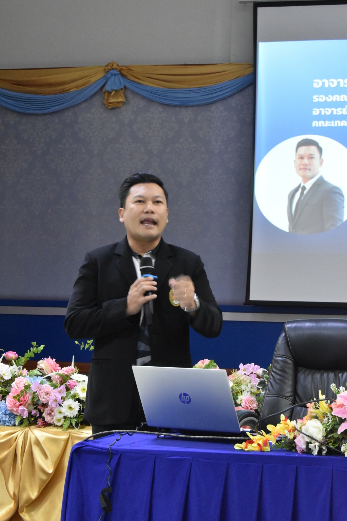 อาจารย์ในสาขาวิชาคอมพิวเตอร์ (ค.บ.) คณะเทคโนโลยีสารสนเทศ เป็นวิทยากรบรรยายให้ความรู้เกี่ยวกับการรู้เท่าทันสื่อออนไลน์ในชีวิตประจำวันและการใช้สื่อออนไลน์ ให้แก่ครูและบุคลากรทางการศึกษา จำนวนกว่า 100 คน - รูปที่ 5