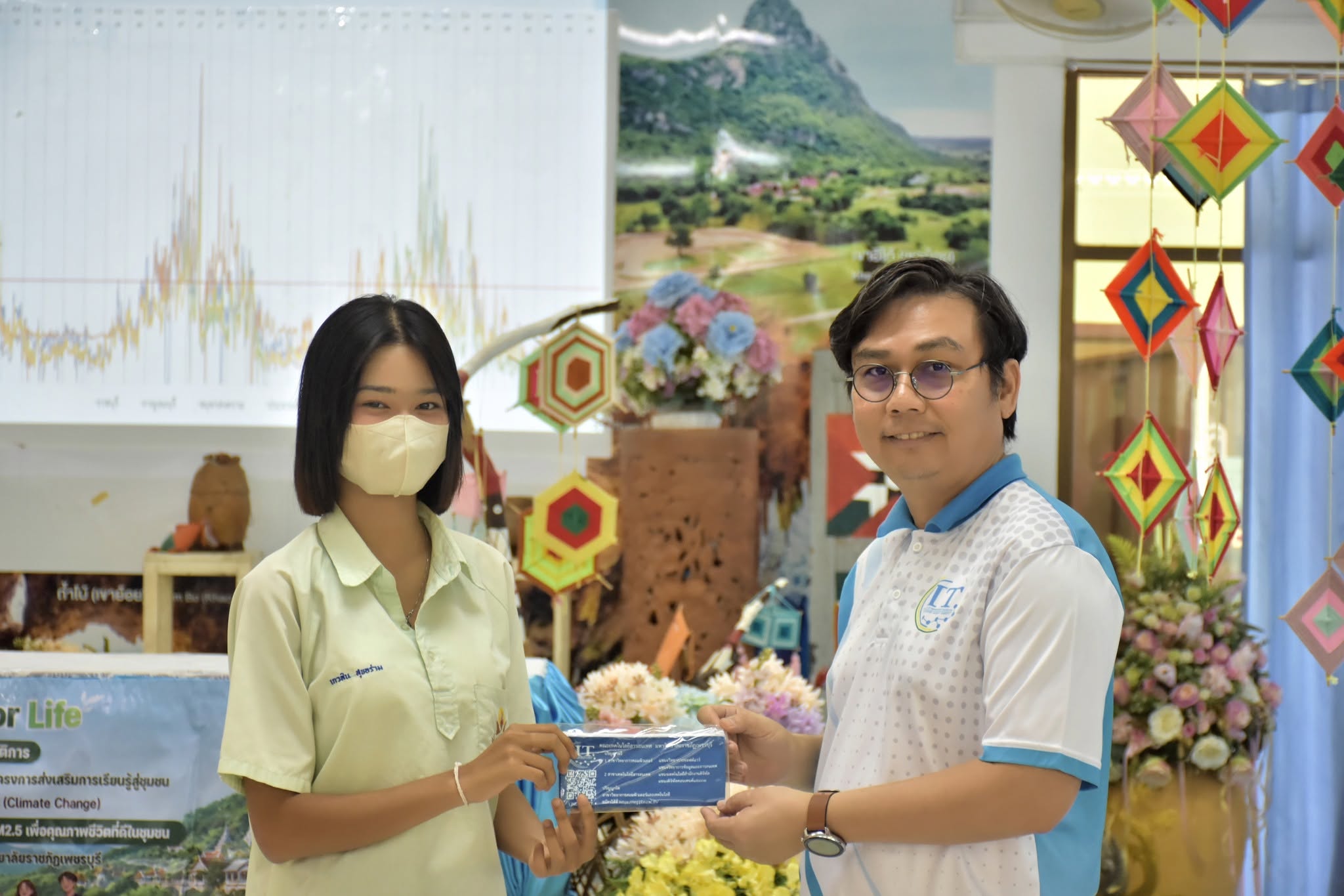 มหาวิทยาลัยราชภัฏเพชรบุรี โดยคณะเทคโนโลยีสารสนเทศ จัดการอบรมเชิงปฏิบัติการ เรื่อง “รู้เท่าทันฝุ่น PM 2.5 เพื่อสุขภาพชีวิตที่ดี” ในโครงการส่งเสริมการเรียนรู้สู่ชุมชน เพื่อการรับมือการเปลี่ยนแปลงภูมิอากาศ (Climate Change) ภายใต้กิจกรรม Clean Air for Life : - รูปที่ 12