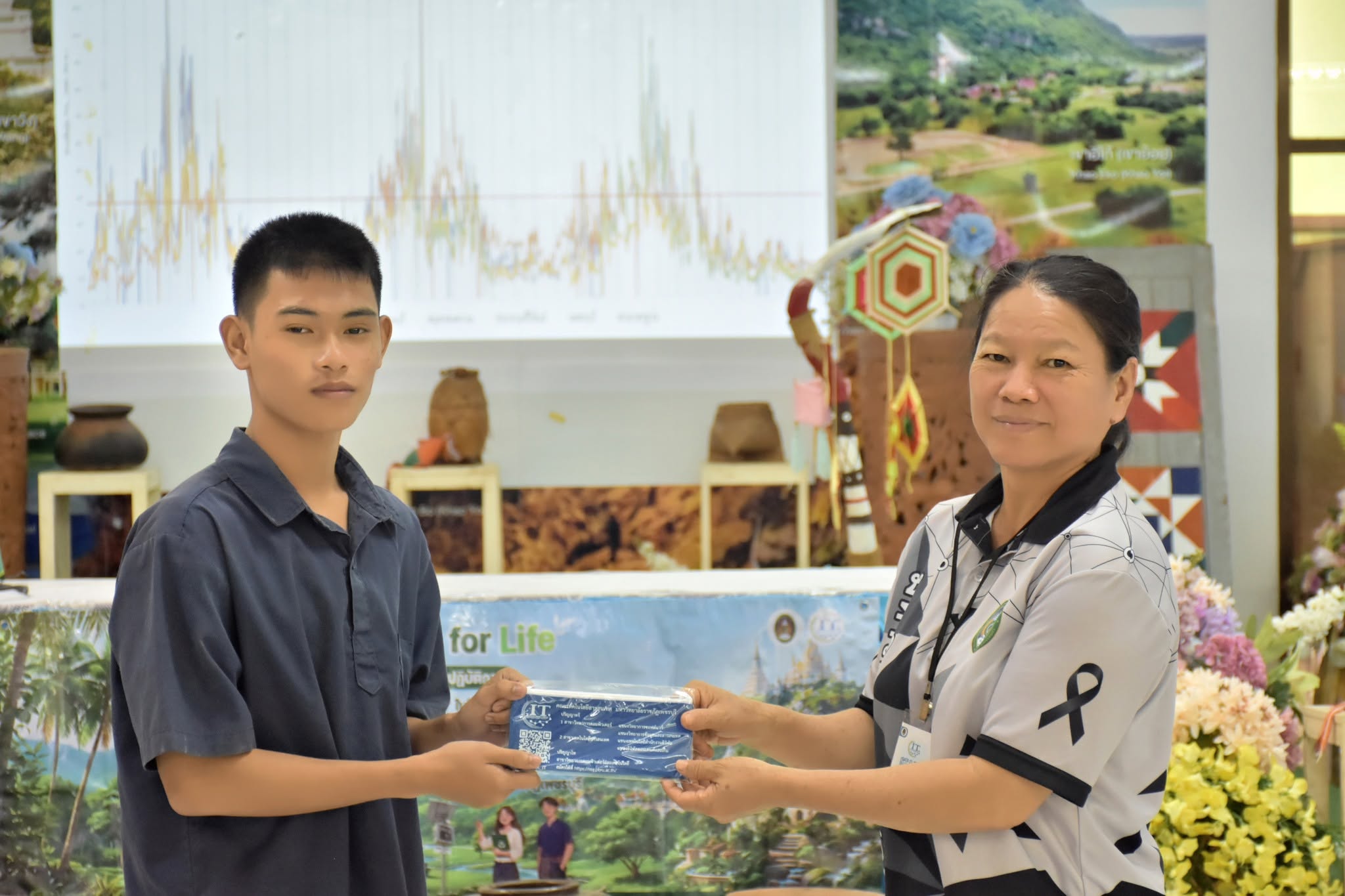 มหาวิทยาลัยราชภัฏเพชรบุรี โดยคณะเทคโนโลยีสารสนเทศ จัดการอบรมเชิงปฏิบัติการ เรื่อง “รู้เท่าทันฝุ่น PM 2.5 เพื่อสุขภาพชีวิตที่ดี” ในโครงการส่งเสริมการเรียนรู้สู่ชุมชน เพื่อการรับมือการเปลี่ยนแปลงภูมิอากาศ (Climate Change) ภายใต้กิจกรรม Clean Air for Life : - รูปที่ 13
