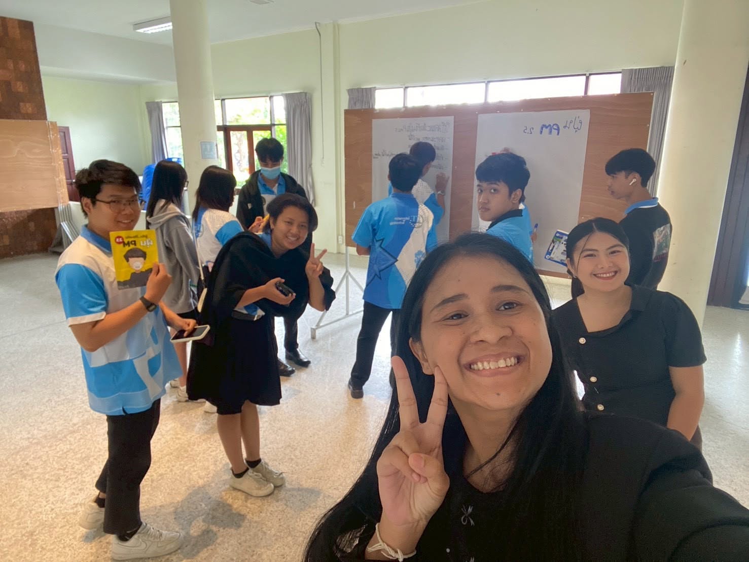 อาจารย์ศิริพร อ่วมศิริ ผู้ช่วยคณบดีคณะเทคโนโลยีสารสนเทศ นำนักศึกษาเข้าร่วมกิจกรรมอบรมและออกแบบสื่อประชาสัมพันธ์ประกอบการอบรม ร่วมกับ เทศบาลเมืองเพชรบุรี ในกิจกรรมอบรมการตระหนักรู้เรื่อง PM 2.5 - รูปที่ 4
