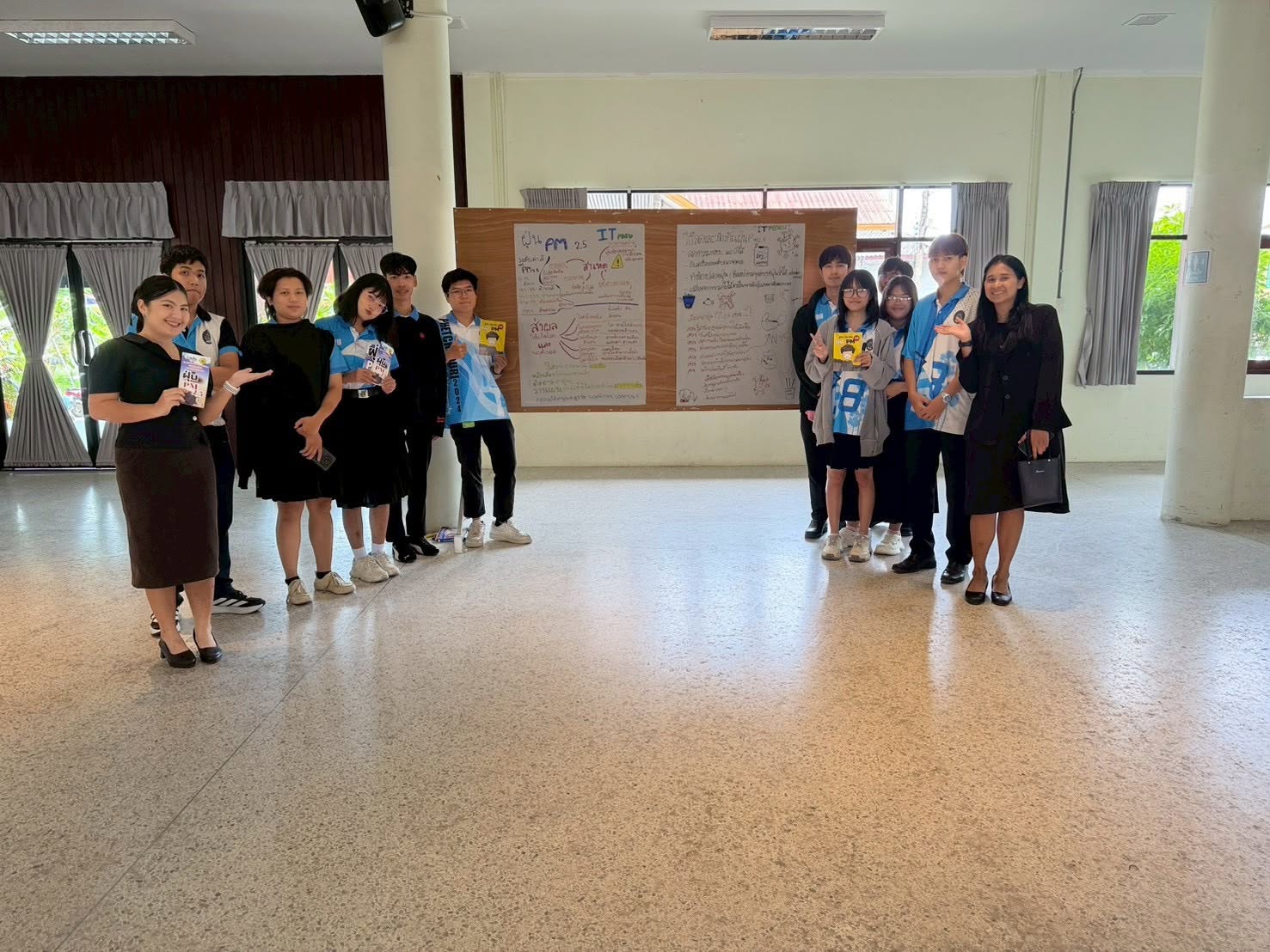 อาจารย์ศิริพร อ่วมศิริ ผู้ช่วยคณบดีคณะเทคโนโลยีสารสนเทศ นำนักศึกษาเข้าร่วมกิจกรรมอบรมและออกแบบสื่อประชาสัมพันธ์ประกอบการอบรม ร่วมกับ เทศบาลเมืองเพชรบุรี ในกิจกรรมอบรมการตระหนักรู้เรื่อง PM 2.5 - รูปที่ 3