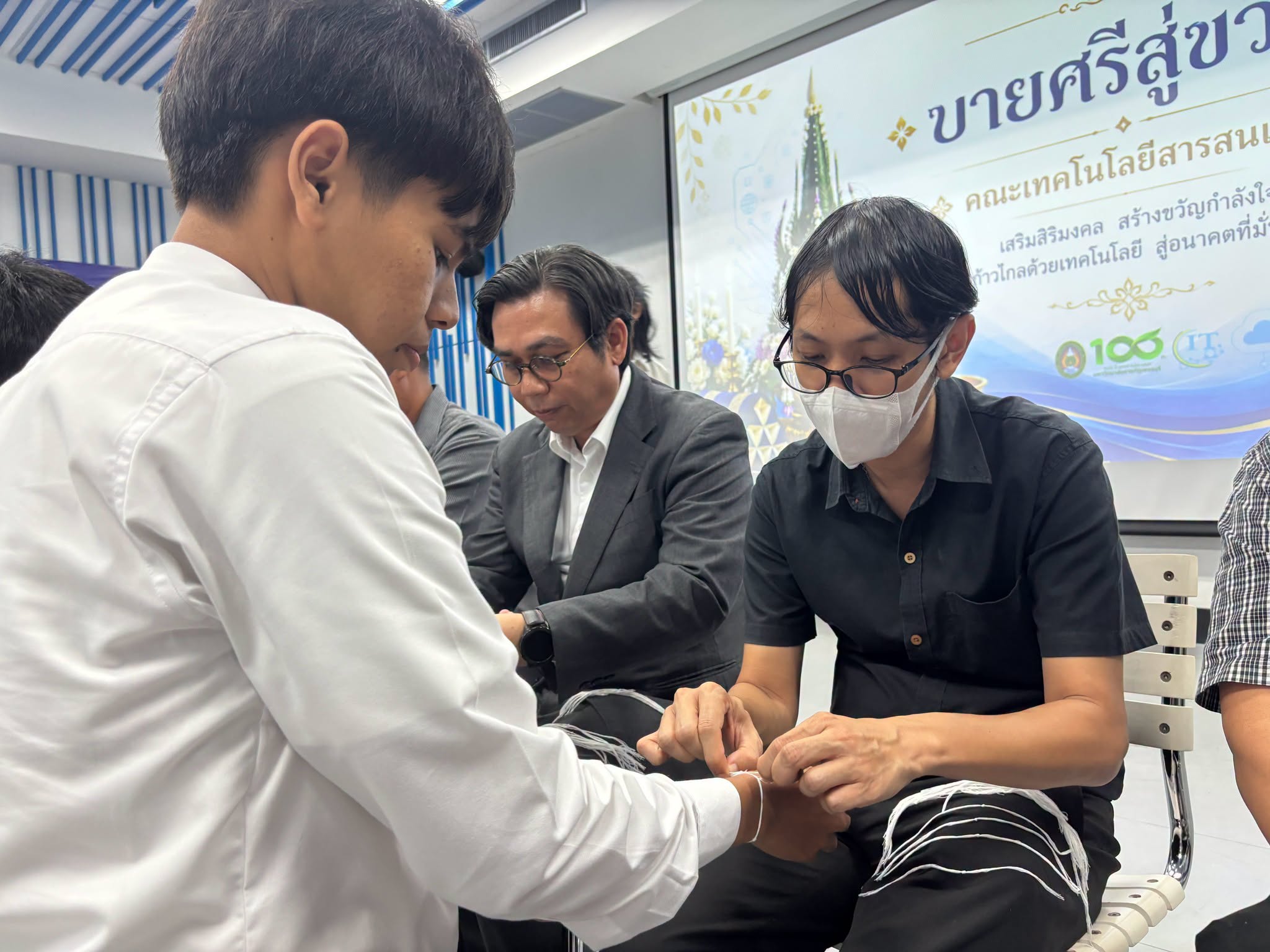 คณะเทคโนโลยีสารสนเทศ มหาวิทยาลัยราชภัฏเพชรบุรี จัดกิจกรรม “บายศรีสู่ขวัญ” ให้กับนักศึกษาใหม่ ปีการศึกษา 2569 - รูปที่ 8