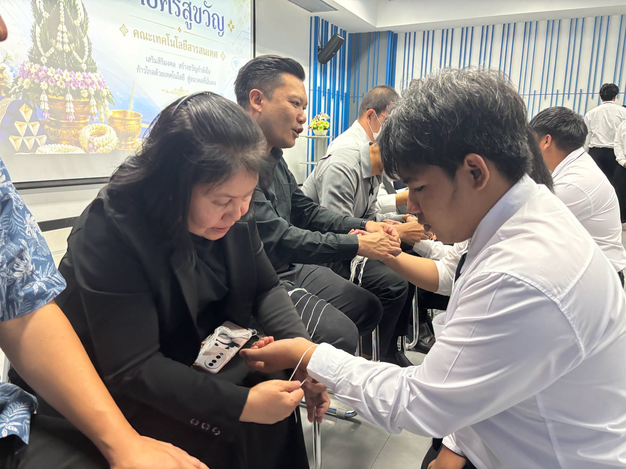 คณะเทคโนโลยีสารสนเทศ มหาวิทยาลัยราชภัฏเพชรบุรี จัดกิจกรรม “บายศรีสู่ขวัญ” ให้กับนักศึกษาใหม่ ปีการศึกษา 2569 - รูปที่ 6