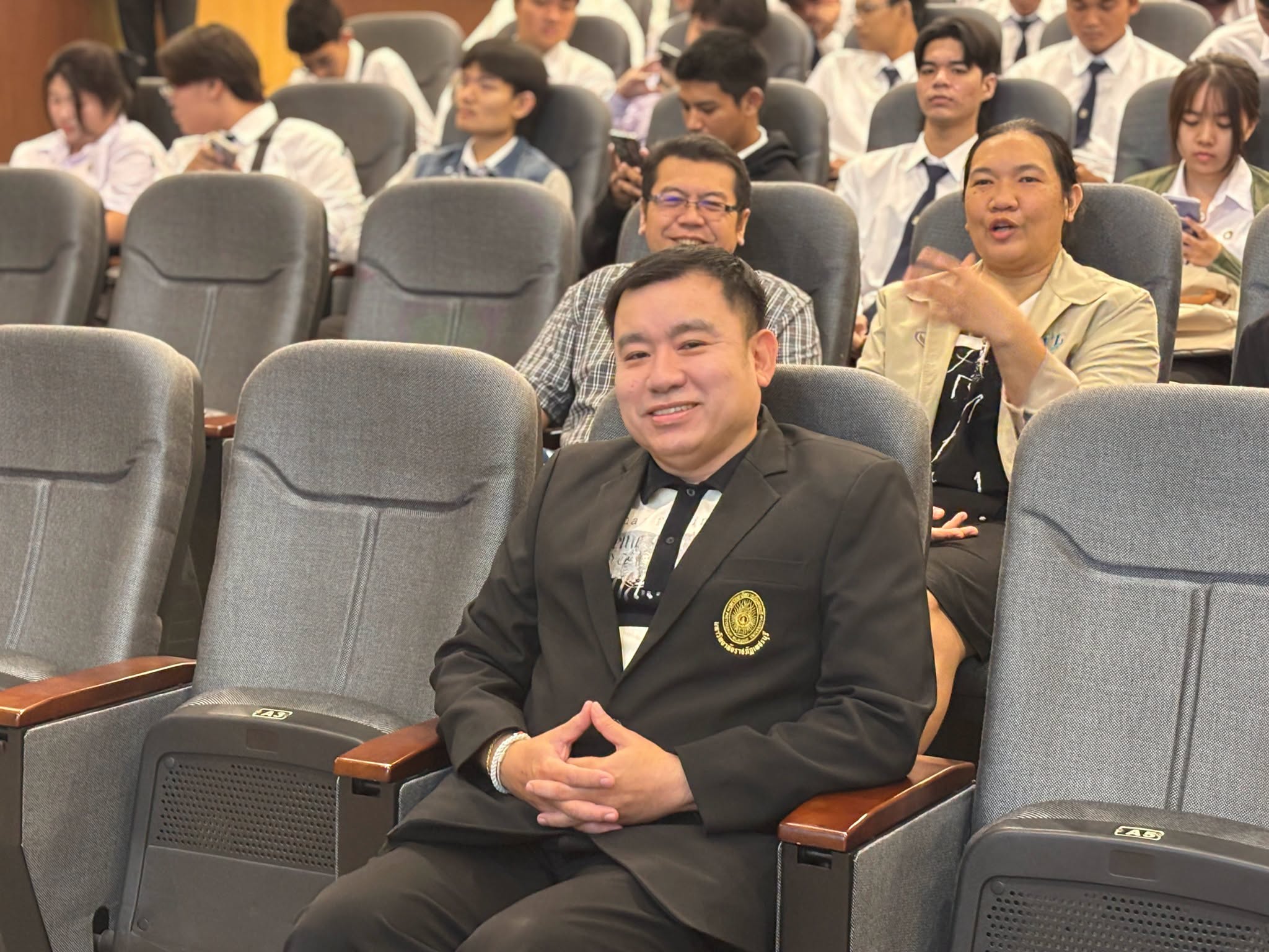 คณะเทคโนโลยีสารสนเทศ มหาวิทยาลัยราชภัฏเพชรบุรี จัดกิจกรรมปฐมนิเทศระดับคณะ ให้กับนักศึกษาใหม่ประจำปีการศึกษา 2569 - รูปที่ 15