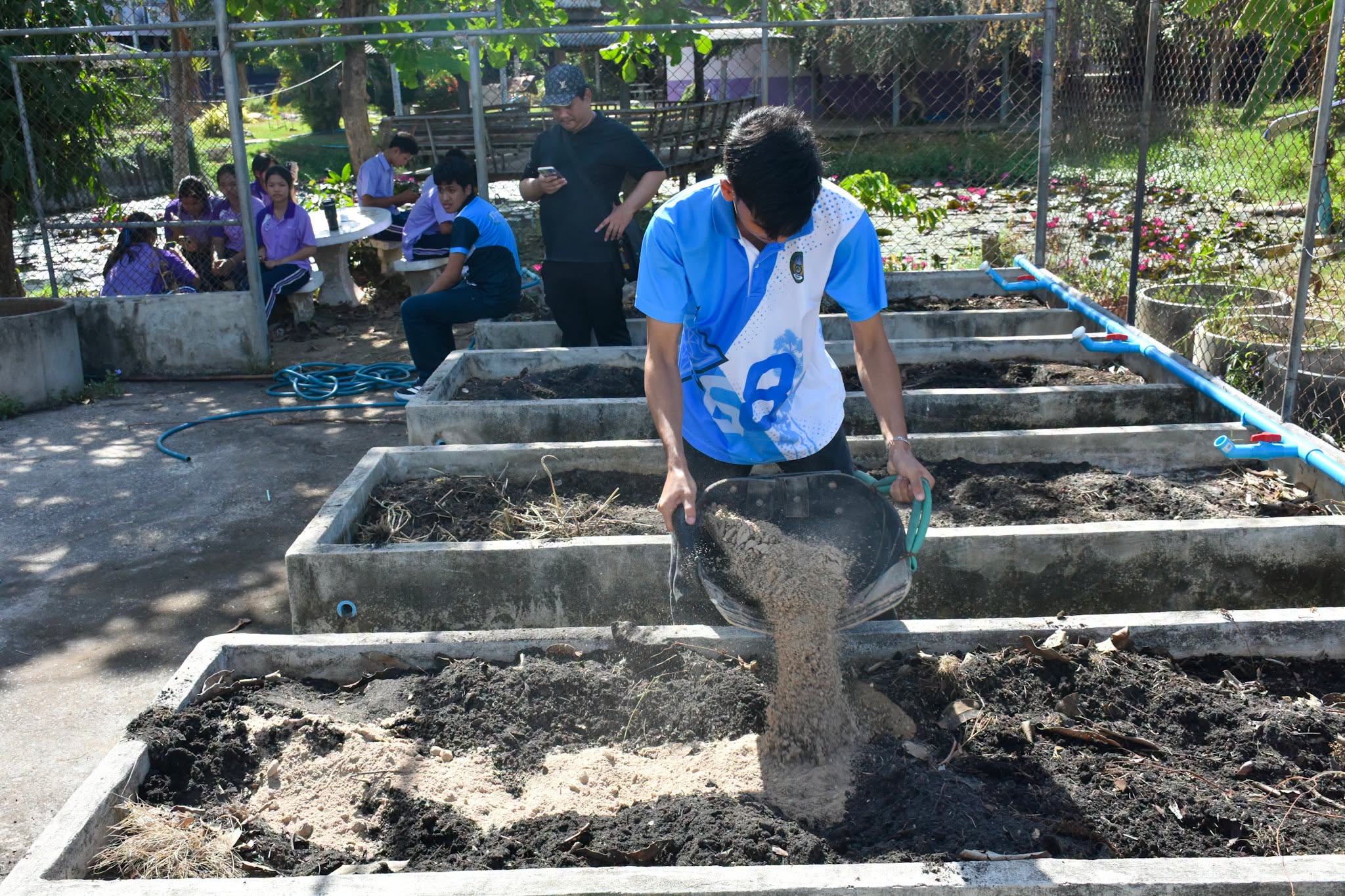คณะเทคโนโลยีสารสนเทศ จัดกิจกรรมโครงการยุวเกษตรพอเพียงด้วยระบบตวบคุมปั๊มน้ำอัตโนมัติ ณ โรงเรียนบ้านลาดวิทยา เมื่อวันที่ 6 - 7 มิถุนายน 2569 - รูปที่ 4