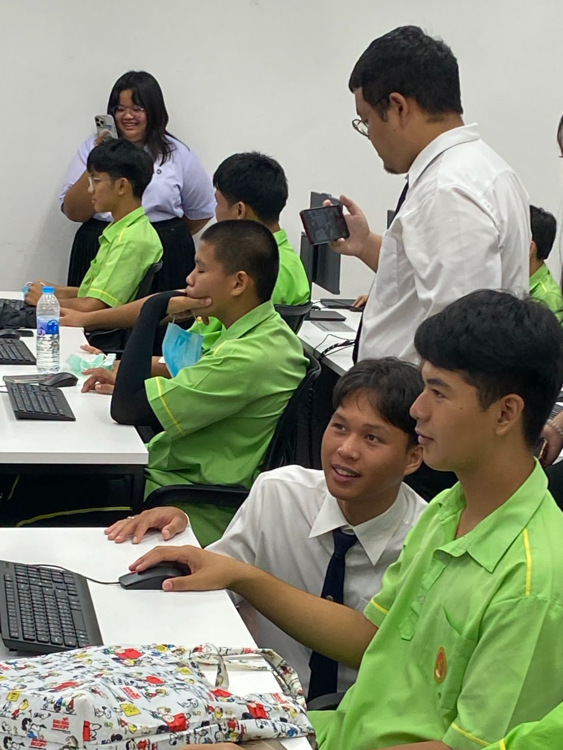 คณะเทคโนโลยีสารสนเทศ มหาวิทยาลัยราชภัฏเพชรบุรี ให้การต้อนรับและจัดกิจกรรมบูรณาการศึกษาเรียนรู้ ด้านเทคโนโลยีสารสนเทศ ให้กับนักเรียนโรงเรียนสาธิตมหาวิทยาลัยราชภัฏเพชรบุรี - รูปที่ 10