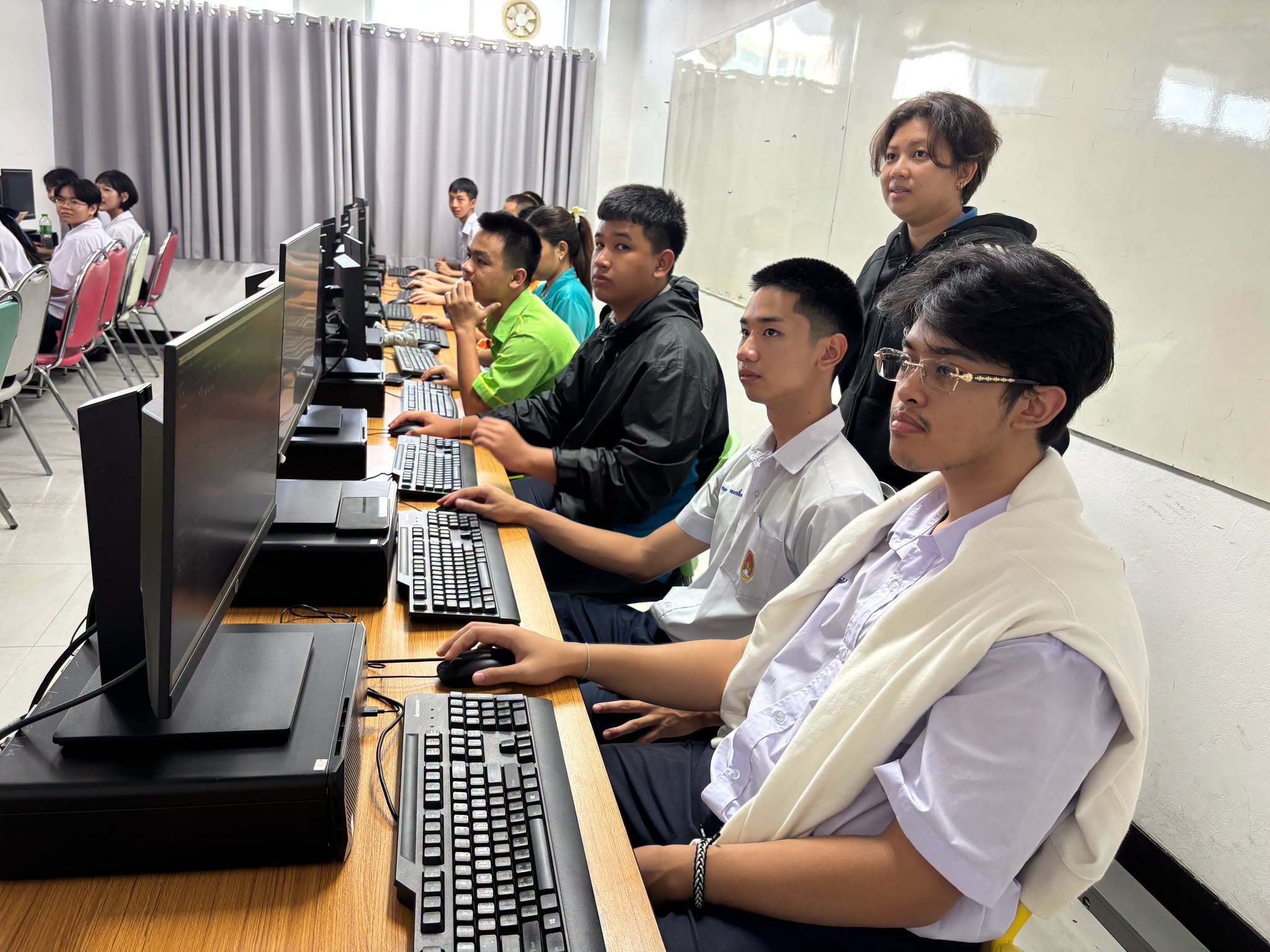 คณะเทคโนโลยีสารสนเทศ มหาวิทยาลัยราชภัฏเพชรบุรี ให้การต้อนรับและจัดกิจกรรมบูรณาการศึกษาเรียนรู้ ด้านเทคโนโลยีสารสนเทศ ให้กับนักเรียนโรงเรียนสาธิตมหาวิทยาลัยราชภัฏเพชรบุรี - รูปที่ 6
