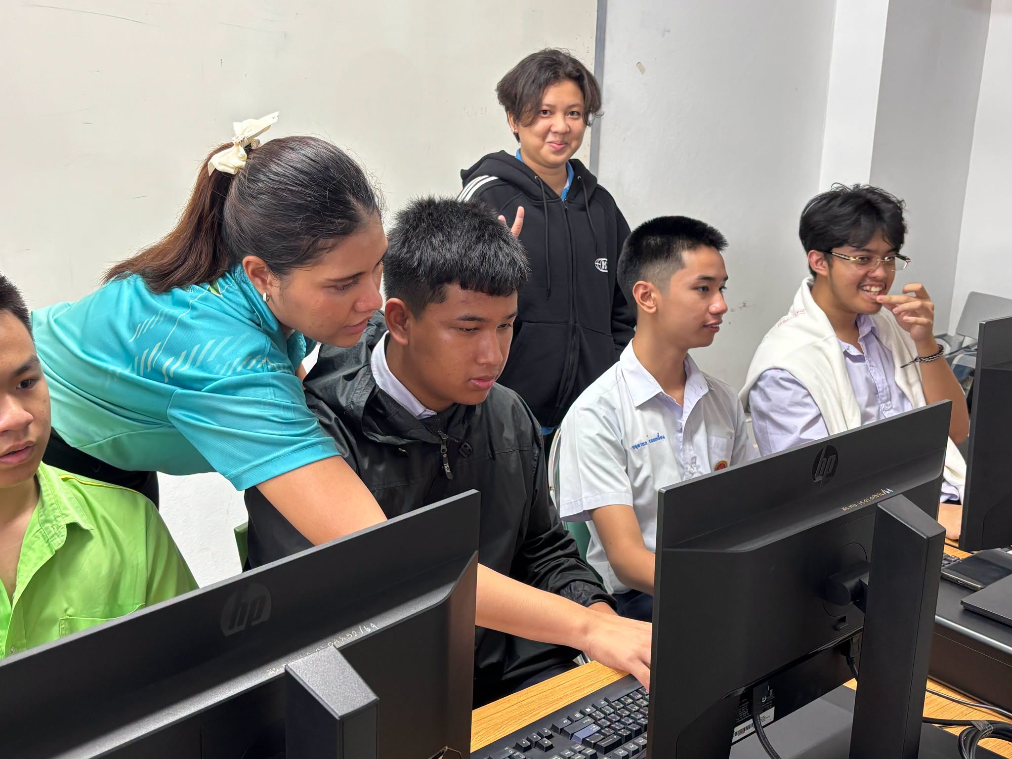 คณะเทคโนโลยีสารสนเทศ มหาวิทยาลัยราชภัฏเพชรบุรี ให้การต้อนรับและจัดกิจกรรมบูรณาการศึกษาเรียนรู้ ด้านเทคโนโลยีสารสนเทศ ให้กับนักเรียนโรงเรียนสาธิตมหาวิทยาลัยราชภัฏเพชรบุรี - รูปที่ 3